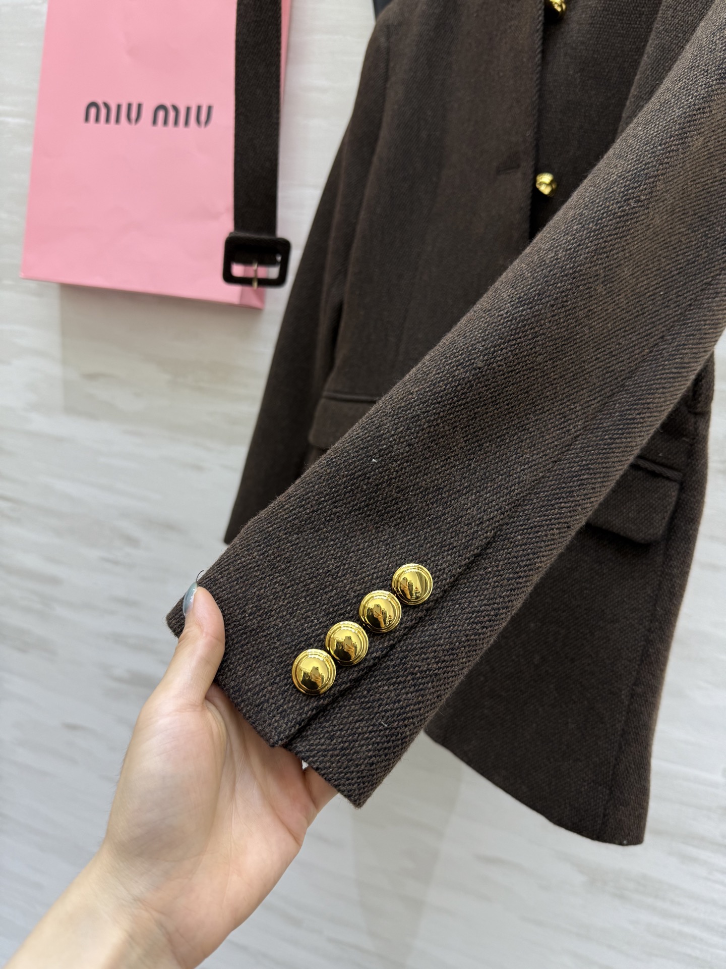 #Miumi♡²⁵秋冬新款 羊毛混纺圆领外套 定制羊毛混纺面料 开模五金精致高级 后背logo刺绣🪡腰部