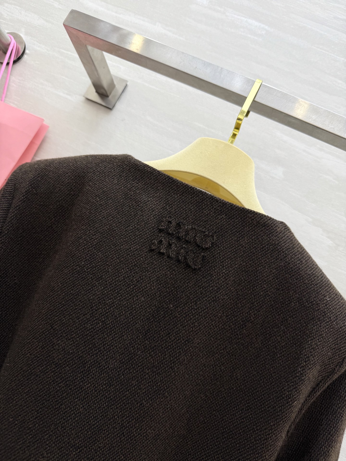 #Miumi♡²⁵秋冬新款 羊毛混纺圆领外套 定制羊毛混纺面料 开模五金精致高级 后背logo刺绣🪡腰部