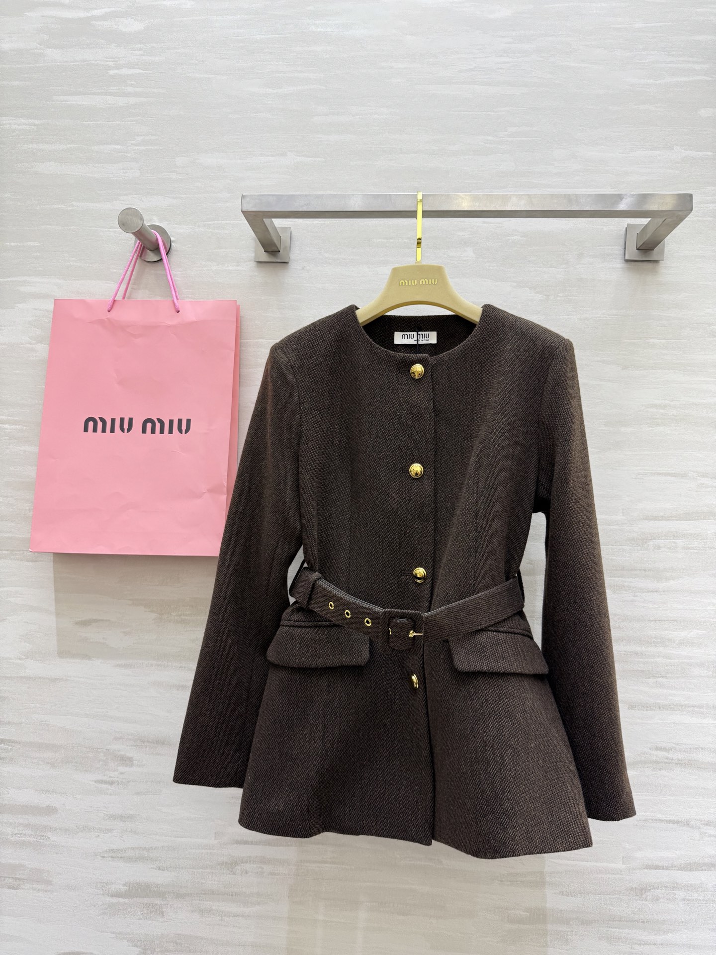 #Miumi♡²⁵秋冬新款 羊毛混纺圆领外套 定制羊毛混纺面料 开模五金精致高级 后背logo刺绣🪡腰部