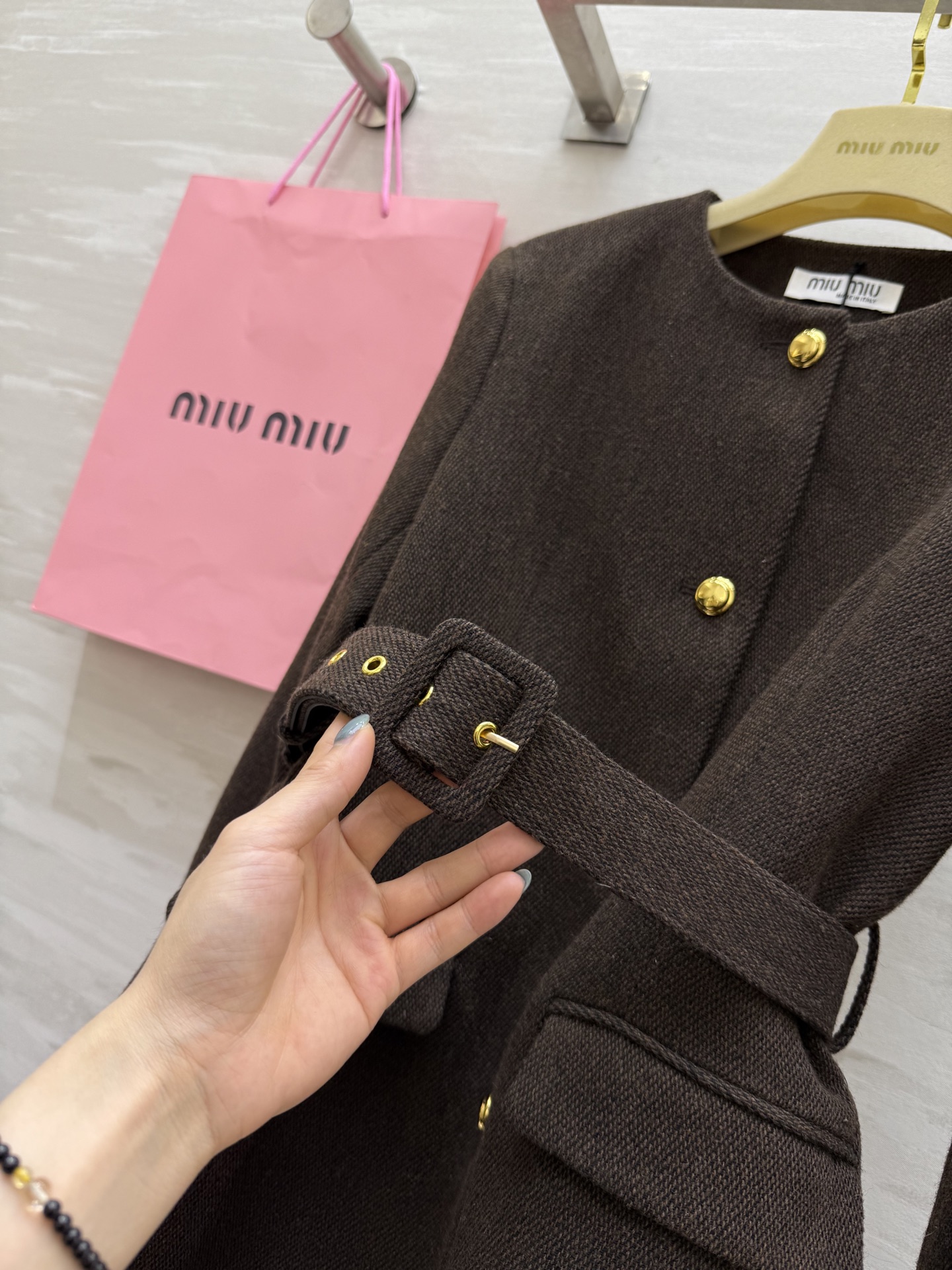 #Miumi♡²⁵秋冬新款 羊毛混纺圆领外套 定制羊毛混纺面料 开模五金精致高级 后背logo刺绣🪡腰部