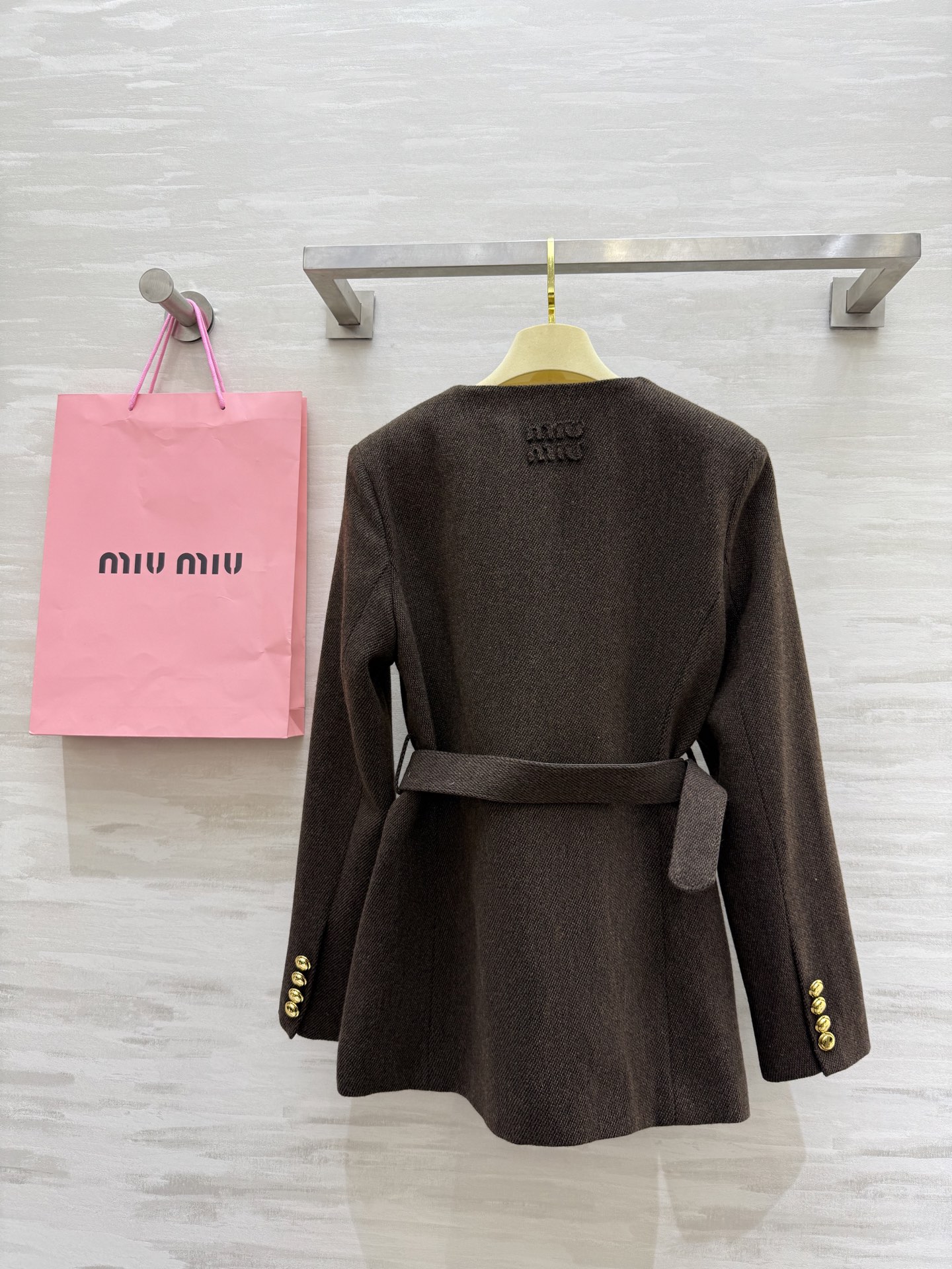 #Miumi♡²⁵秋冬新款 羊毛混纺圆领外套 定制羊毛混纺面料 开模五金精致高级 后背logo刺绣🪡腰部