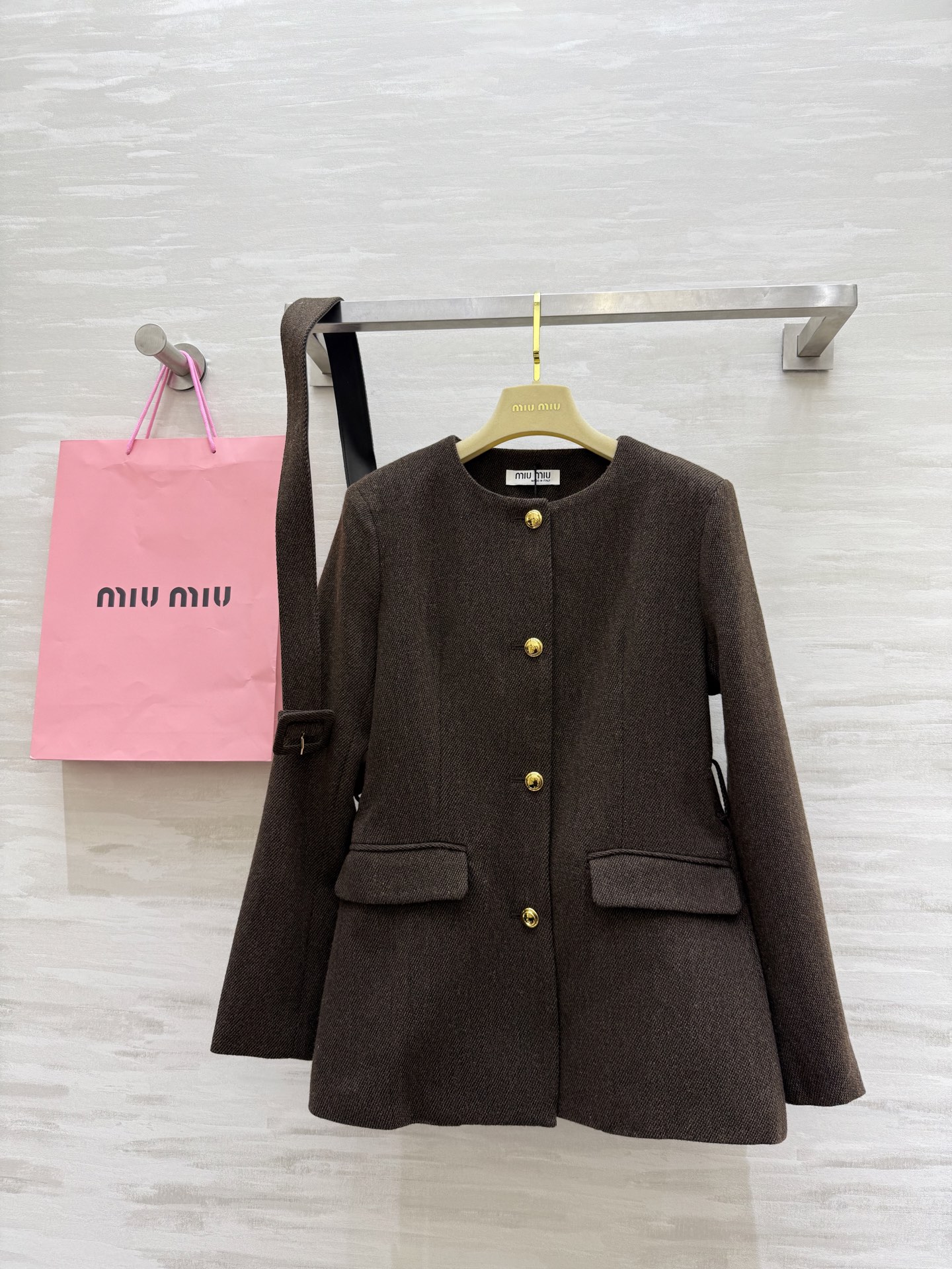 NO:578285,#Miumi autumn and winter new style Wool blended round neck jacket Customized wool blended fabric Exquisite and high-end molded hardware Logo embroidery on the back Waist belt to slim down High quality Ready stock first size S/M/L (S size shoulder width 38, bust 88, length 65),,miumiu,jackets & coats,alexander wang19860909#Miumi秋冬新款 羊毛混纺圆领外套 定制羊毛混纺面料 开模五金精致高级 后背logo刺绣腰部腰带收腰显瘦 高品质 现货首发sizeS/M/L（s码肩宽38,胸围88,衣长65）,,miumiu,jackets & coats,alexander wang,Women's clothing