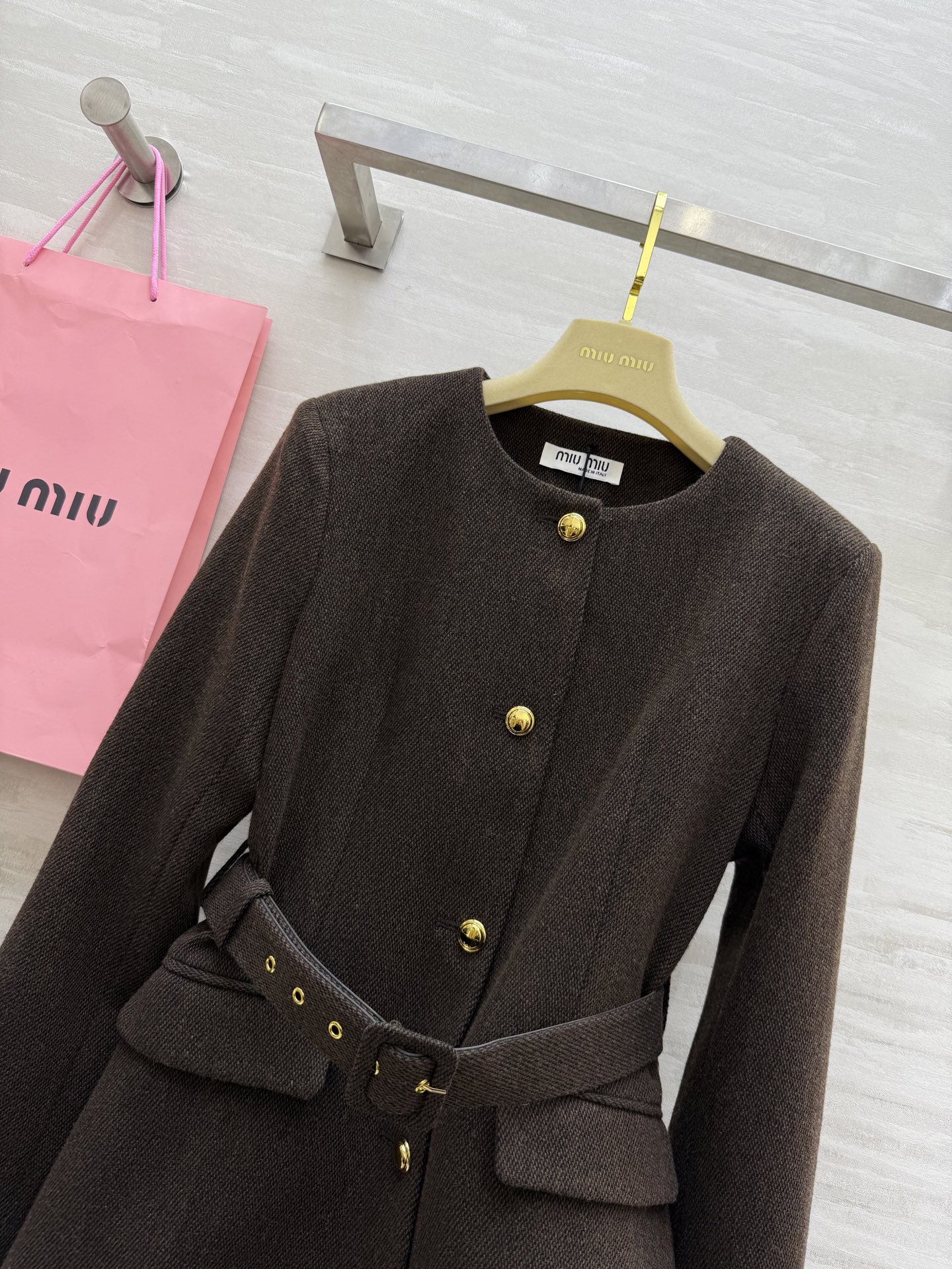 #Miumi♡²⁵秋冬新款 羊毛混纺圆领外套 定制羊毛混纺面料 开模五金精致高级 后背logo刺绣🪡腰部