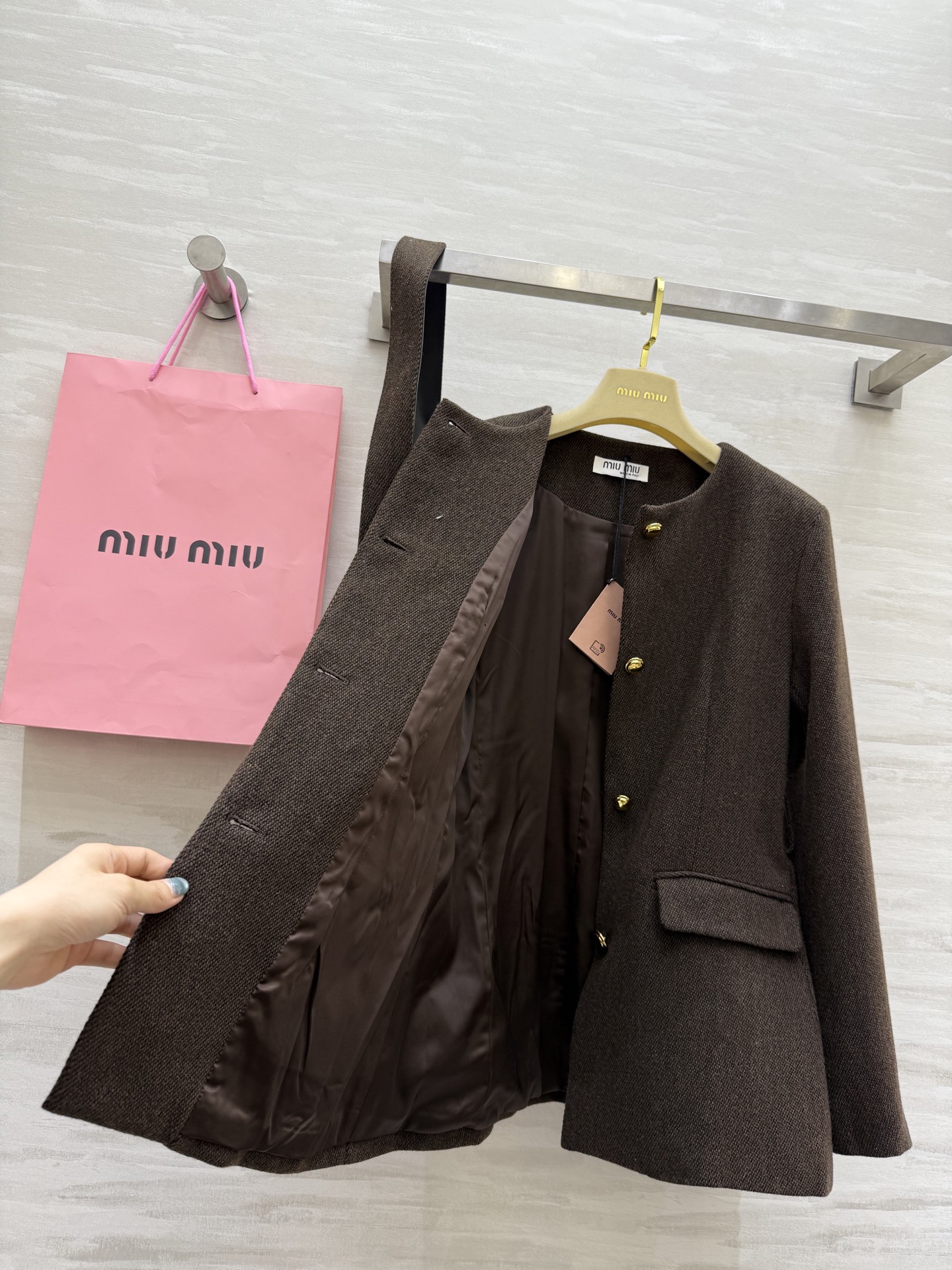 #Miumi♡²⁵秋冬新款 羊毛混纺圆领外套 定制羊毛混纺面料 开模五金精致高级 后背logo刺绣🪡腰部