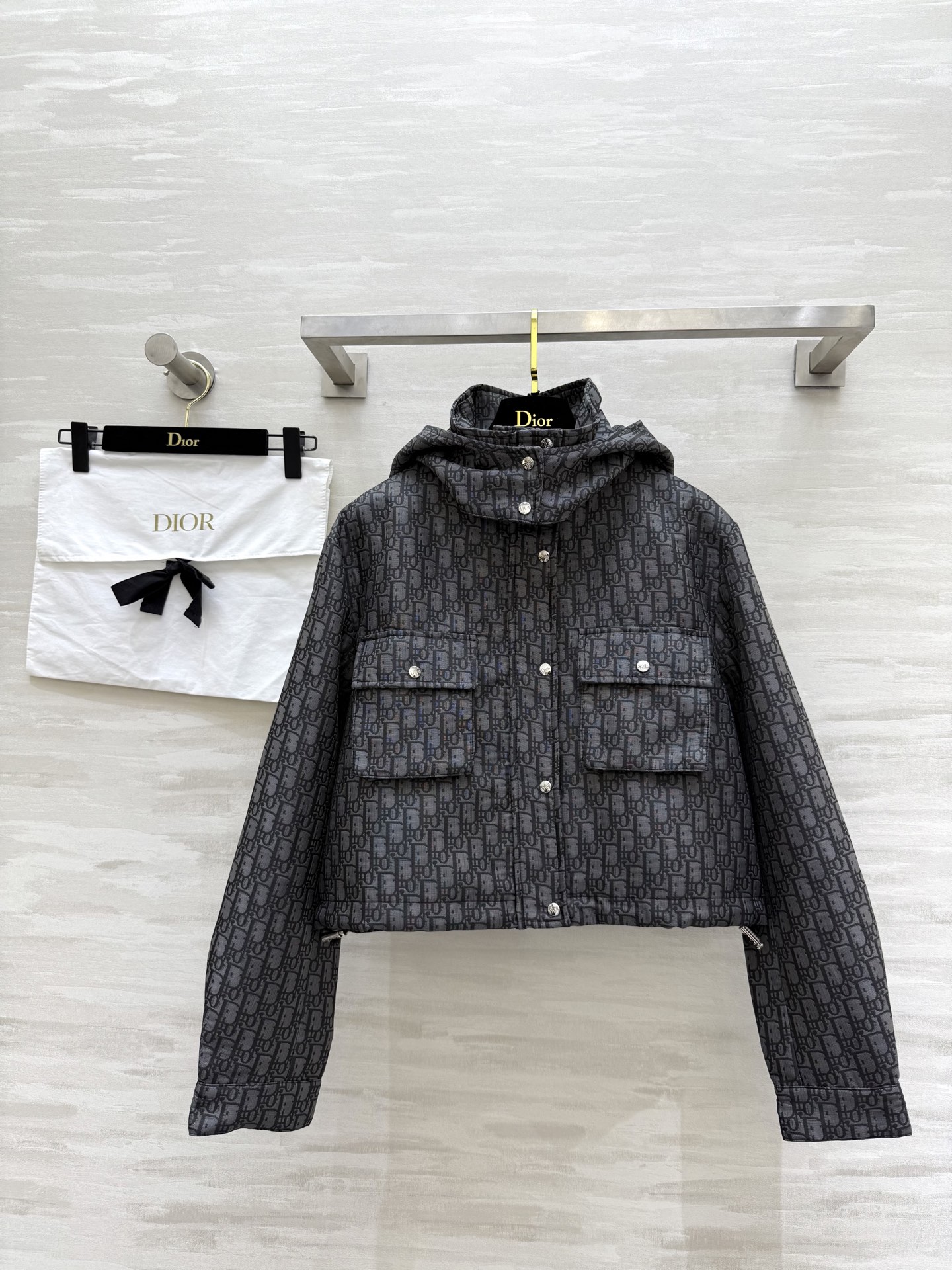 NO:578536,#DIO new autumn and winter style jacquard hooded short jacket with customized fabrics, high-grade and high-quality, available in stock first size S/M/L (S size shoulder width 46, bust 106, length 44),, dior, jackets & coats, hats, alexander wang19860909#DIO秋冬新款 字母提花连帽短款冲锋衣外套 定制面料大气上档次 高品质 现货首发sizeS/M/L（s码肩宽46,胸围106,衣长44）,,dior,jackets & coats,hats,alexander wang,Women's clothing