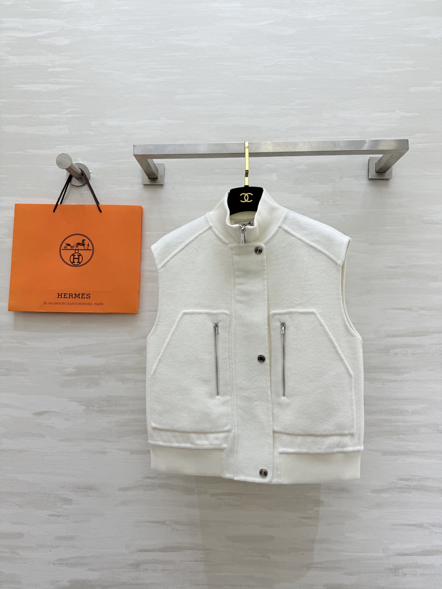 NO:578811,#Herme autumn and winter new style, casual wear for young ladies with a sense of wealth, wool vest jacket, customized wool fabric, soft and warm, high quality customization, available in stock, sizeS/M/L (S size bust 96, length 53),,hermes,jackets & coats,alexander wang19860909#Herme秋冬新款 新贵感大小姐休闲穿搭 羊毛马甲外套 定制羊毛面料柔软保暖 高品质定制 现货首发sizeS/M/L（s码胸围96,衣长53）,,hermes,jackets & coats,alexander wang,Women's clothing