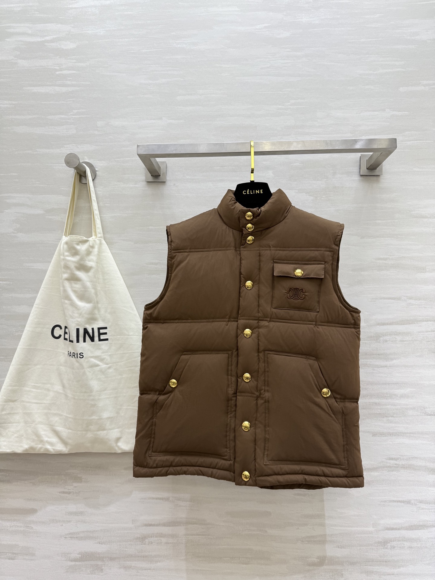 NO:578988,Comes with dust bag #Celin new autumn and winter goose velvet jacket. Filled with 90% white goose down for fluffy warmth. High quality customization. Available now. SizeS/M/L (S size bust 104, length 62),,celine,jackets & coats,alexander wang19860909配防尘袋#Celin秋冬新款 鹅绒马甲外套 内里填充90白鹅绒蓬松保暖 高品质定制 现货首发sizeS/M/L（s码胸围104,衣长62）,,celine,jackets & coats,alexander wang,Women's clothing