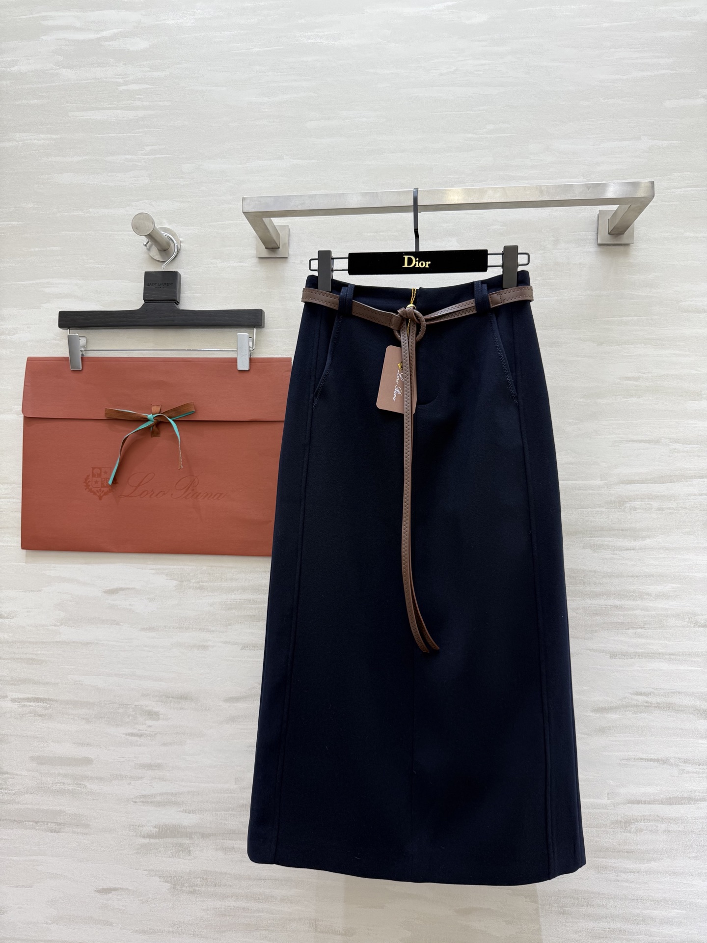 NO:578993,#Loro Pian autumn and winter new style suit skirt, evergreen style, easy to wear, slimming, not picky, just the right skirt length to accommodate all imperfect leg shapes, perfect tailoring, back slit design, very unique, details are perfect online, high quality customized sizeS/M/L/XL (S size waist 68, skirt length 78),,loro piana,skirts,business suit,alexander wang19860909#Loro Pian秋冬新款新款 西装半裙 万年长青款 爆好穿显瘦 不挑人 恰到好处的裙长包容修饰一切不完美腿型 完美版型裁剪 后开叉设计 非常独特 细节都完美在线 高品质定制sizeS/M/L/XL（S码腰围68,裙长78）,,loro piana,skirts,business suit,alexander wang,Women's clothing