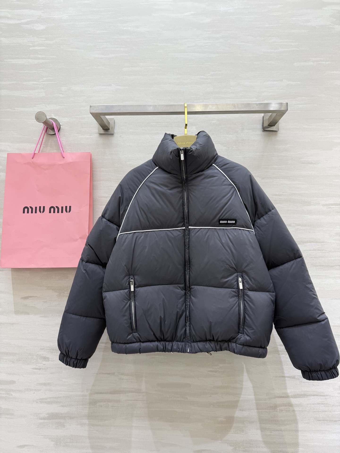 NO:579011,Comes with dust bag #Miu Mi new autumn and winter contrasting color bread down jacket. The jacket version is filled with 90 white goose down, perfect for warmth!  Main color + white contrasting lines. Metal zippers and elastic hemming details are super textured. The upper body can easily switch between cool or sweet cool. It is a must-have item for winter wear. High-quality customization. Available in stock first size S/M/L (S size bust 108, length 57,,miumiu,jackets & coats,down jacket,alexander wang19860909配防尘袋#Miu Mi秋冬新款 撞色面包羽绒服 夹克版型填充90白鹅绒 保暖力满分！主色＋白色撞色线条 金属拉链和弹力包边细节超有质感 上身轻松切换酷感or甜酷风 是冬季穿搭必备单品 高品质定制 现货首发sizeS/M/L（s码胸围108,衣长57,,miumiu,jackets & coats,down jacket,alexander wang,Women's clothing