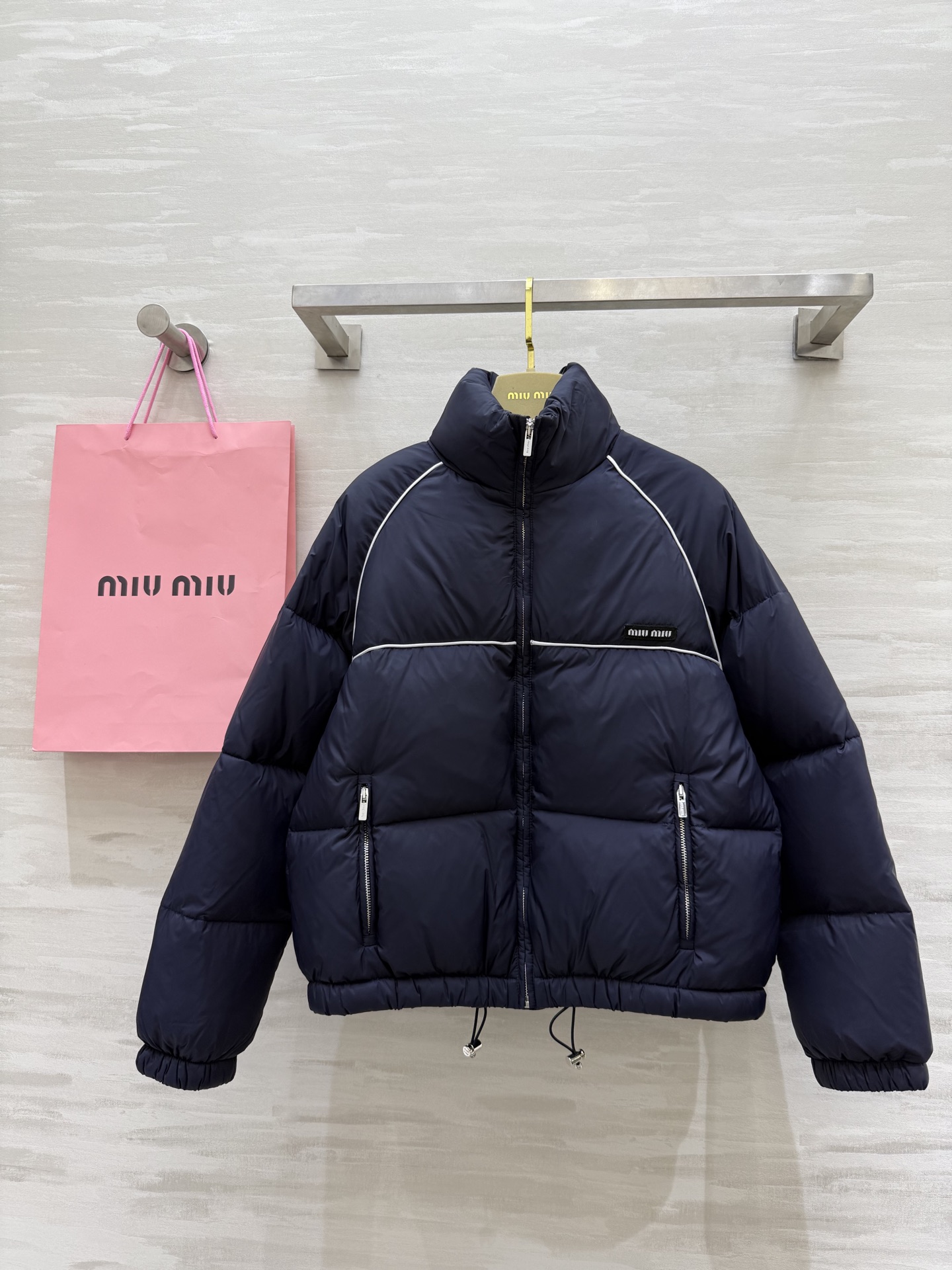 NO:579017,Comes with dust bag #Miu Mi new autumn and winter contrasting color bread down jacket. The jacket version is filled with 90 white goose down, perfect for warmth!  Main color + white contrasting lines. Metal zippers and elastic hemming details are super textured. The upper body can easily switch between cool or sweet cool. It is a must-have item for winter wear. High-quality customization. Available in stock first size S/M/L (S size bust 108, length 57),,miumiu,jackets & coats,down jacket,alexander wang19860909配防尘袋#Miu Mi秋冬新款 撞色面包羽绒服 夹克版型填充90白鹅绒 保暖力满分！主色＋白色撞色线条 金属拉链和弹力包边细节超有质感 上身轻松切换酷感or甜酷风 是冬季穿搭必备单品 高品质定制 现货首发sizeS/M/L（s码胸围108,衣长57）,,miumiu,jackets & coats,down jacket,alexander wang,Women's clothing
