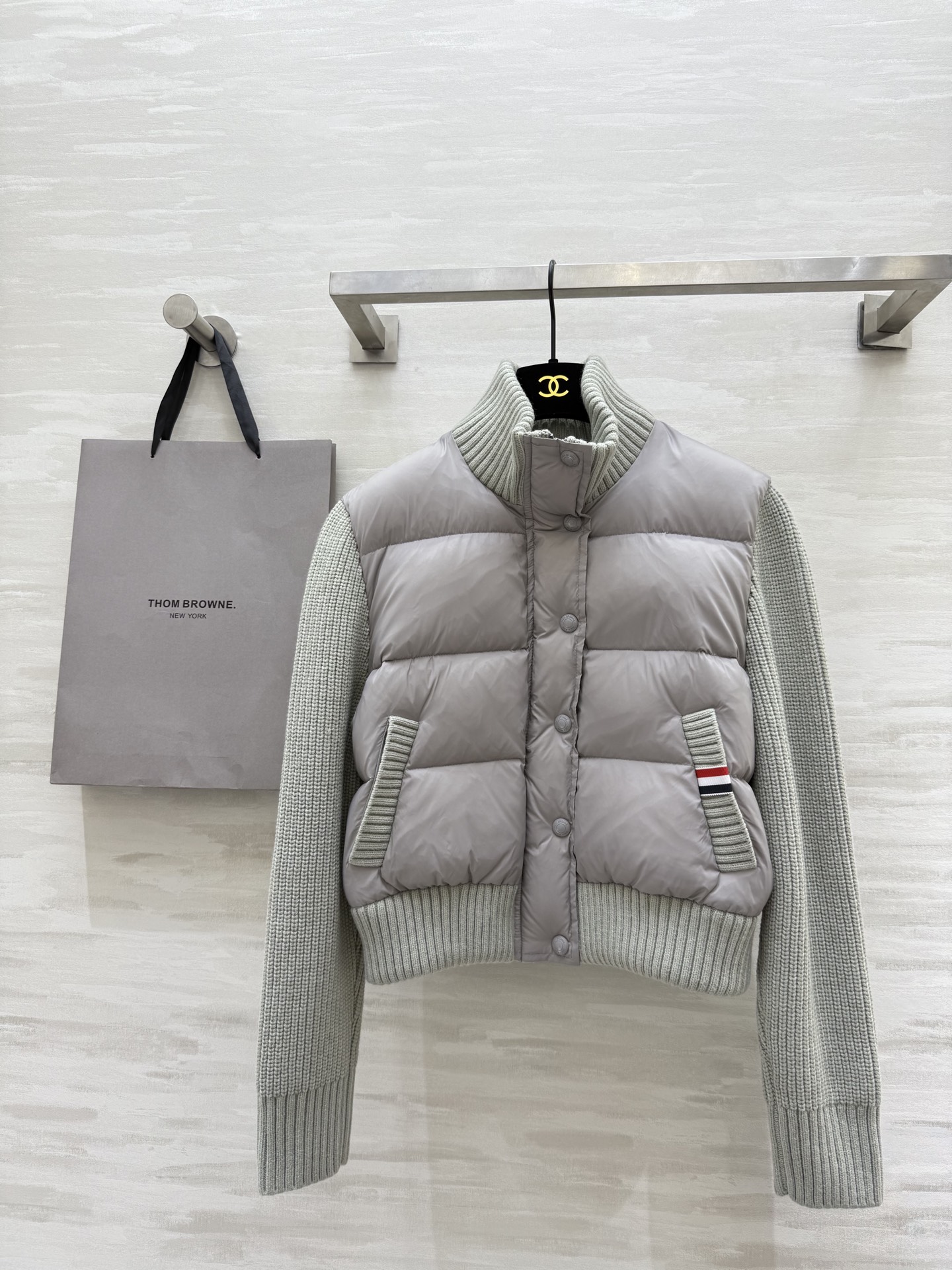 NO:579025,Comes with dust bag #TB new autumn and winter cashmere knitted down jacket. Fake two-piece design with super layered feel. Stand-up collar + short cut to make you look taller and slimmer!  The sleeves are made of cashmere knitted material to modify the arm lines. The cuffs and hem are threaded. Full details. Filled with white goose down. Strong thermal insulation. The anti-drilling velvet fabric is more durable. The version is versatile. It goes well with straight pants or skirts. It can be worn for commuting and leisure. A must-have item for autumn and winter wardrobes. High-quality customization. Available in stock. Size S/M/L (S size shoulder width 40, bust 100, length 50, skirts, down jacket, alexander wang19860909配防尘袋#TB秋冬新款 羊绒针织拼接羽绒服 假两件设计超有层次感 立领+短款剪裁 显高显瘦！袖子羊绒针织材质修饰手臂线条 袖口和下摆螺纹收口 细节满分 填充白鹅绒 保暖力强 防钻绒面料更耐用 版型百搭 配直筒裤或裙装都很出彩 通勤休闲都能穿 秋冬衣橱必备单品 高品质定制 现货首发sizeS/M/L（s码肩宽40,胸围100,衣长50,,skirts,down jacket,alexander wang,Women's clothing