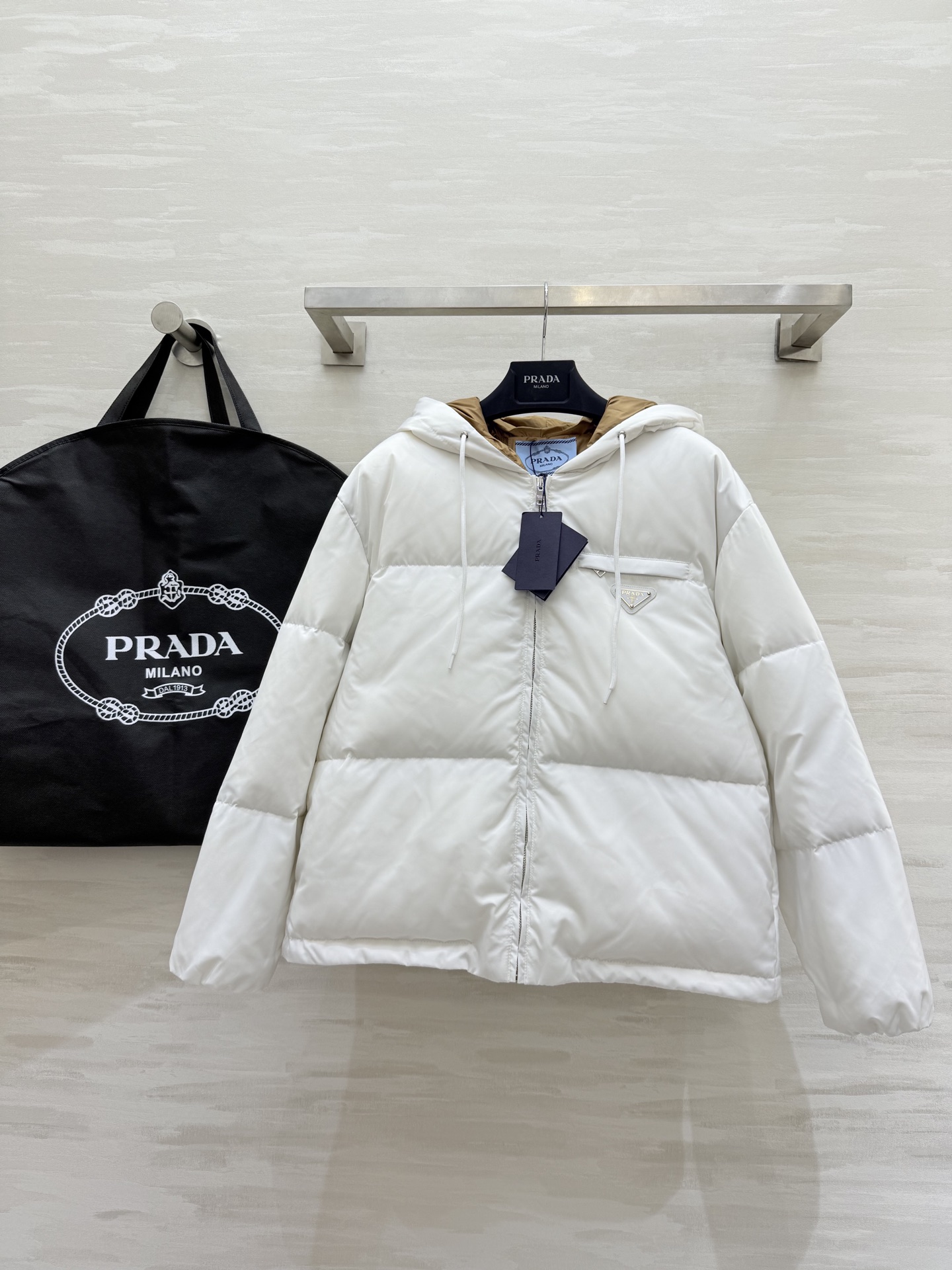 NO:579035,Comes with dust bag #Prad's new autumn and winter hooded down jacket. Simple design + high-quality 90 white duck down filling. Full score for warmth!  High-quality customization, available in stock, sizes S/M/L (S size shoulder width 50, bust 108, length 59), prada, down jacket, hats, alexander wang19860909配防尘袋#Prad秋冬新款连帽羽绒服 简约设计＋高品质90白鸭绒填充 保暖力满分！高品质定制 现货首发sizeS/M/L（s码肩宽50,胸围108,衣长59）,,prada,down jacket,hats,alexander wang,Women's clothing