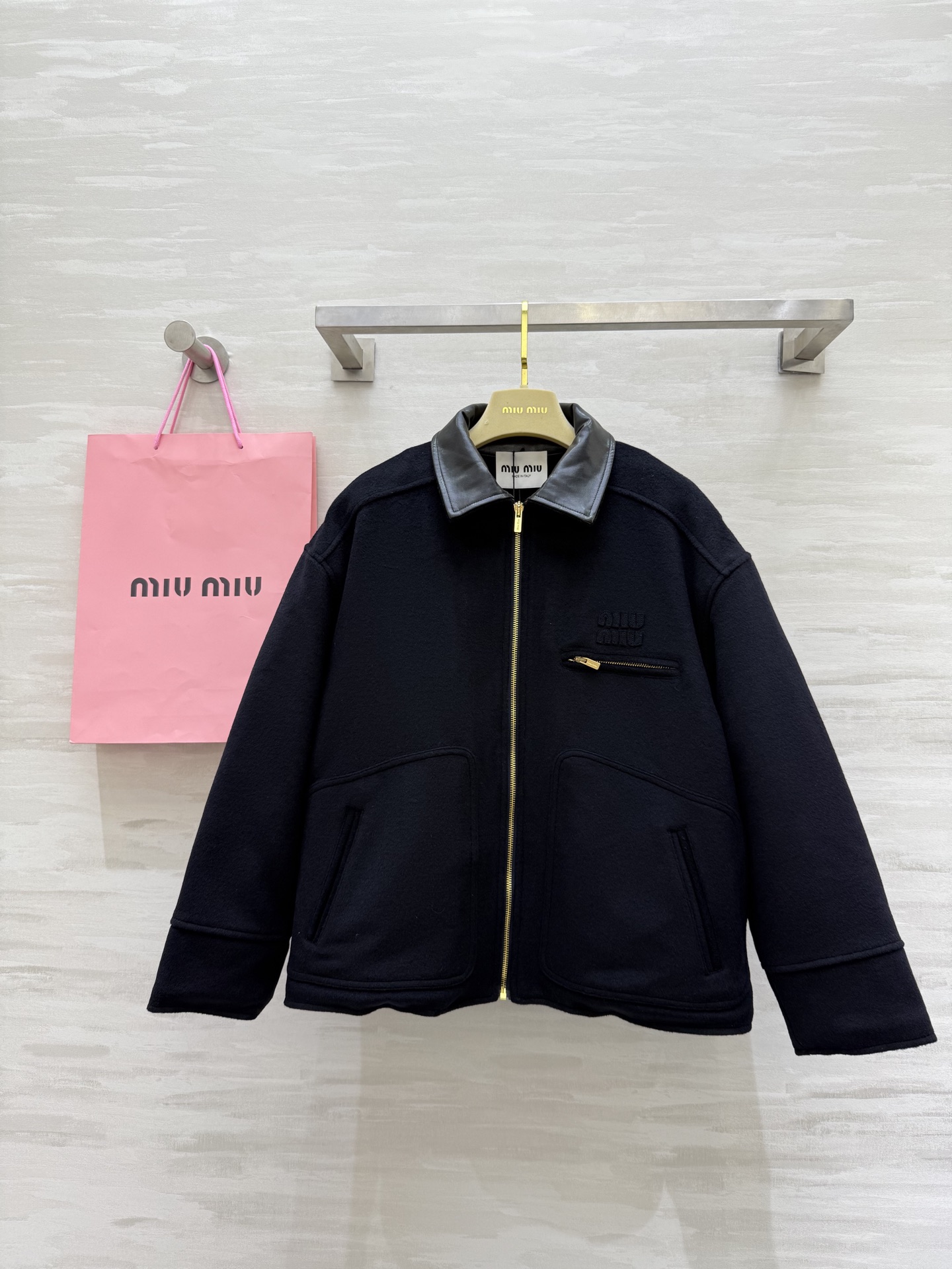 NO:579040,#MiuMi new autumn and winter sheepskin collar cotton jacket, sheepskin collar quilted quilting, warm and textured!  Metal zipper embellishment, simple retro style, loose fit, easy to control for daily commuting or leisure, high-quality customization, available in stock first size S/M/L (S size shoulder width 53, chest 112, length 60),,miumiu,sheepskin,alexander wang19860909#MiuMi秋冬新款 绵羊皮领棉服 绵羊皮领绗缝夹棉 保暖又有质感！金属拉链点缀 简约复古风满分 宽松版型 日常通勤或休闲都能轻松驾驭 高品质定制 现货首发sizeS/M/L（s码肩宽53,胸围112,衣长60）,,miumiu,sheepskin,alexander wang,Women's clothing