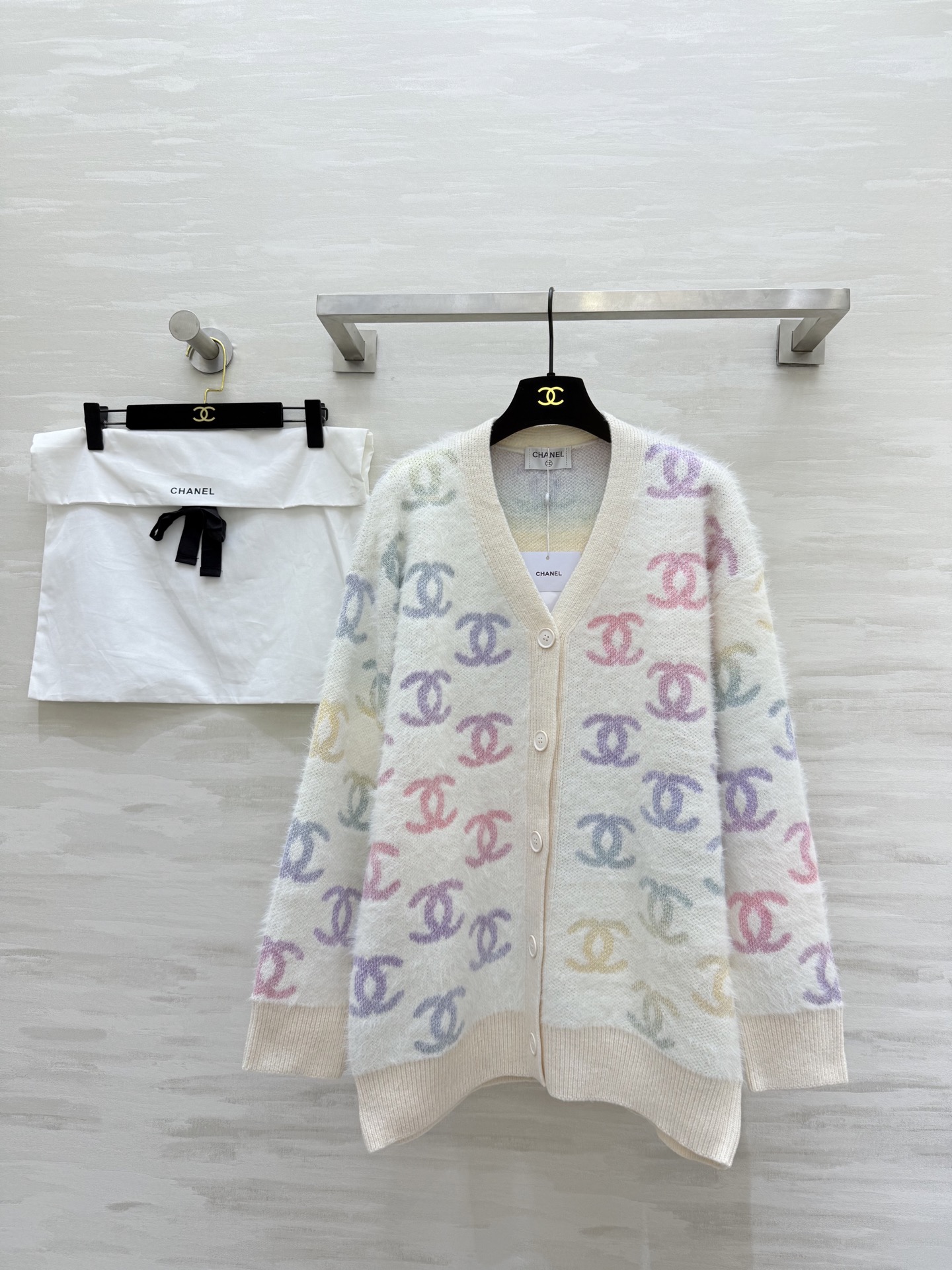 NO:579372,#Chane autumn and winter new style Gradient color double C mohair cardigan jacket Customized mohair texture is soft and comfortable Heavy color silk thread crochet gradient texture High quality Delivered dust bag Ready for the first time size 36/38/40 (36 size bust 118, length 71),,chanel,jackets & coats,alexander wang19860909#Chane秋冬新款 渐变彩色双C马海毛开衫外套 定制马海毛质地柔软舒适 重工彩色丝线钩织渐变纹理 高品质 配送防尘袋 现货首发size36/38/40（36码胸围118,衣长71）,,chanel,jackets & coats,alexander wang,Women's clothing