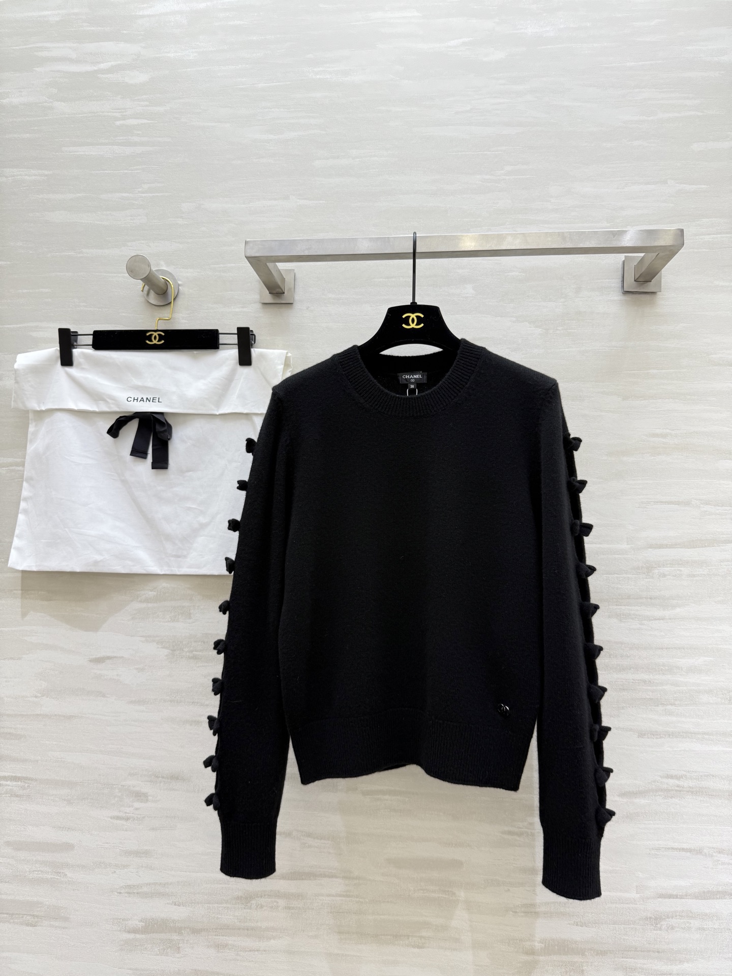 NO:579378,#ChaneK Bow long-sleeved knitted top, classic black and white, three-dimensional bow to show playfulness, double C elements at the hem, original purchased and developed cashmere custom yarn, skin-friendly, soft and waxy, high-quality customization, ready for release, size 36/38/40,,chanel,alexander wang19860909#ChaneK 蝴蝶结长袖针织上衣 经典黑白两色 立体蝴蝶结彰显俏皮 下摆双C元素 原版购入开发山羊绒定制纱线 亲肤软糯 高品质定制 现货首发size36/38/40,,chanel,alexander wang,Women's clothing