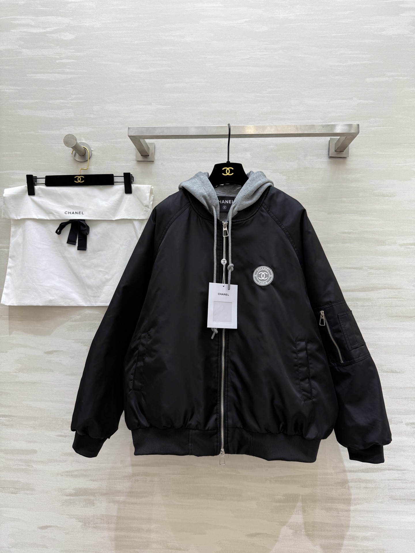 NO:579382,Comes with dust bag #Chane new autumn and winter style Second-hand series down cotton jacket Fake two-piece spliced ​​baseball uniform v highly recommended New autumn and winter style Down cotton filling creates a casual and not bloated silhouette Suitable for multiple styles High-quality customization Available in stock first size 36/38/40 (38 size bust 128, length 68),, chanel, down jacket, alexander wang19860909配防尘袋#Chane秋冬新款 中古系列羽绒棉服 假两件拼接棒球服v强烈推荐 秋冬新款 羽绒棉填充塑造出随性不臃肿的廓形 适配多元风格造型 高品质定制 现货首发size36/38/40（38码胸围128,衣长68）,,chanel,down jacket,alexander wang,Women's clothing