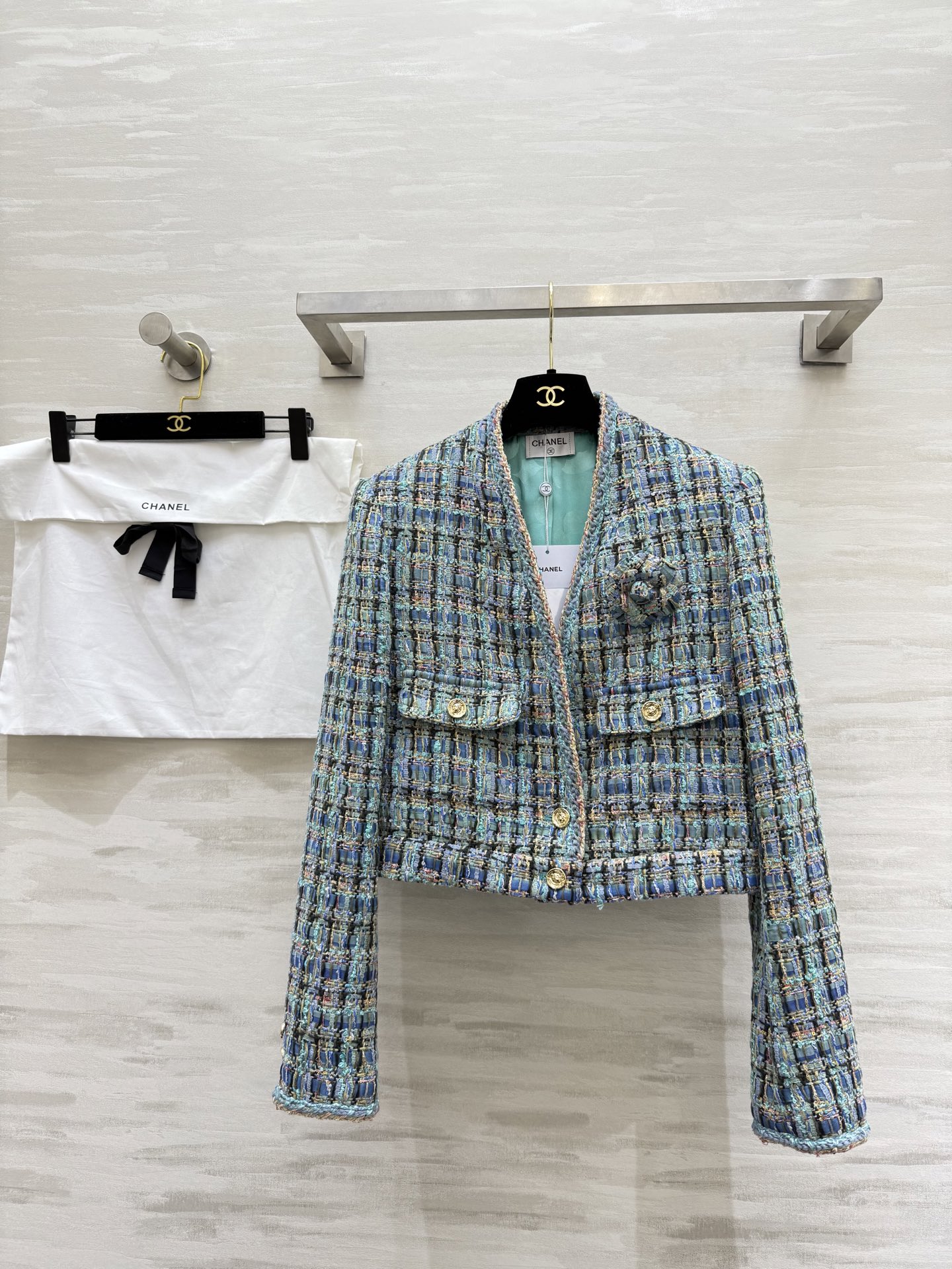 NO:579374,#Chane new style for autumn and winter Wool woven tweed v-neck jacket Customized wool tweed fabric Pattern lining inside Delivered with camellia brooch embellished with exquisite high quality High quality Ready stock first size36/38/40 (shoulder width 39, bust 94, length 47),,chanel,jackets & coats,brooch,breastpin,alexander wang19860909#Chane秋冬新款 羊毛编织花呢v领外套 定制羊毛花呢面料 内里花纹里衬 配送山茶花胸针点缀精致高级 高品质 现货首发size36/38/40（36码肩宽39,胸围94,衣长47）,,chanel,jackets & coats,brooch，breastpin,alexander wang,Women's clothing
