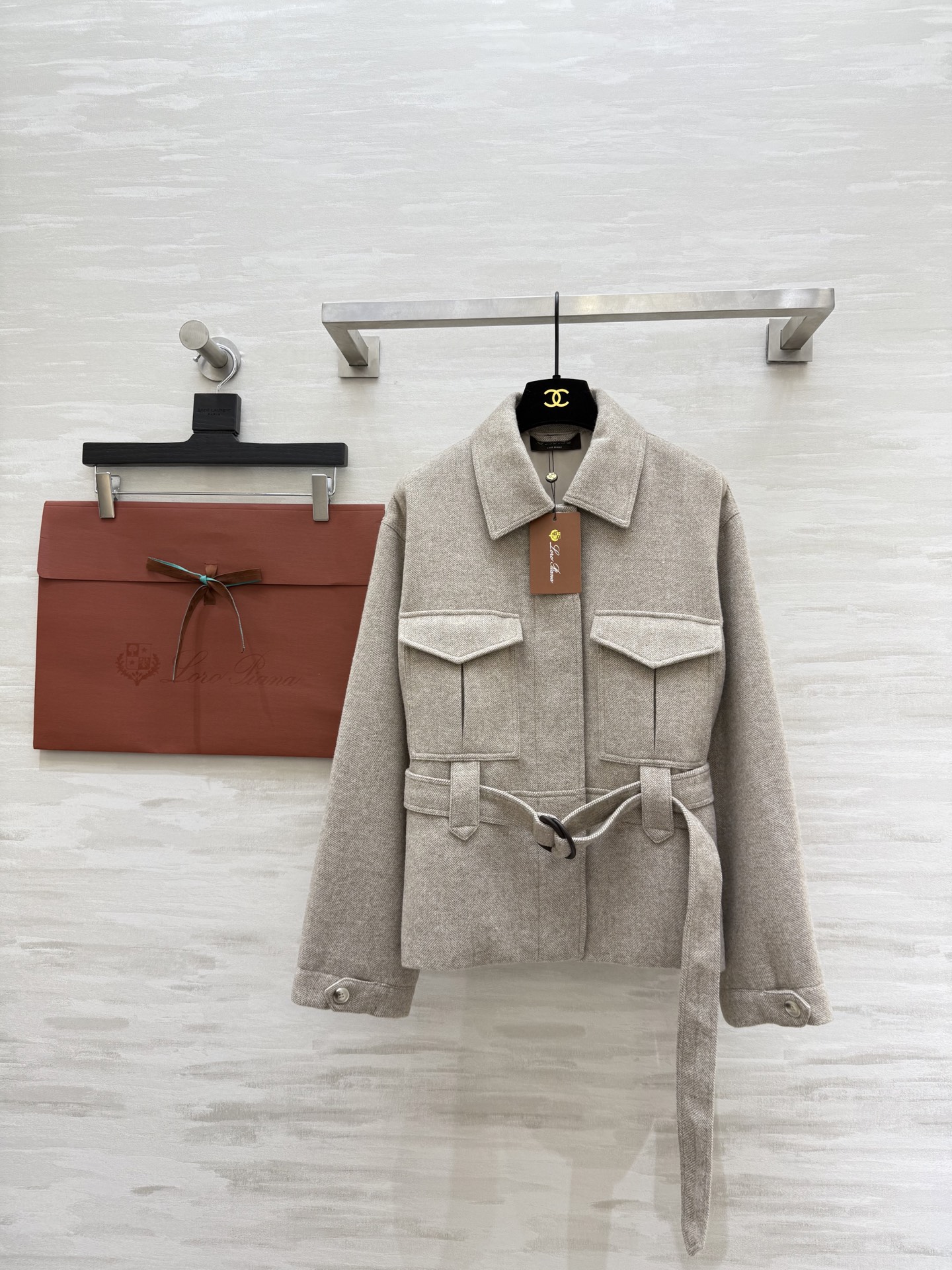 NO:586827,#Loro Pian's new autumn and winter style wool old-money style jacket is made of high-quality wool, soft and warm, perfect for autumn and winter wear!  Simple old money style. Lapel + belt design. Practical and stylish. The khaki color is low-key and versatile. It can be worn for commuting and leisure. The wool material is easy to care for. It is recommended to dry clean to maintain the texture. It goes well with gauze skirts or trousers. It can be worn with lazy trend or smart style. It is a must-have item for autumn and winter wardrobe!  High quality, available in stock first size S/M/L (S size shoulder width 48, bust 106, length 58), loro piana, skirts, jackets & coats, alexander wang19860909#Loro Pian秋冬新款 羊毛材质老钱风外套 选用高品质羊毛 柔软又保暖 秋冬穿超合适！简约老钱风 翻领＋腰带设计 实用又有型 卡其色低调百搭 通勤休闲都能穿 羊毛材质易打理 建议干洗保持质感 搭配纱裙或裤装都很出彩 慵懒潮流or高智风都能驾驭 秋冬衣橱必备单品！高品质 现货首发sizeS/M/L（s码肩宽48,胸围106,衣长58）,,loro piana,skirts,jackets & coats,alexander wang,Women's clothing