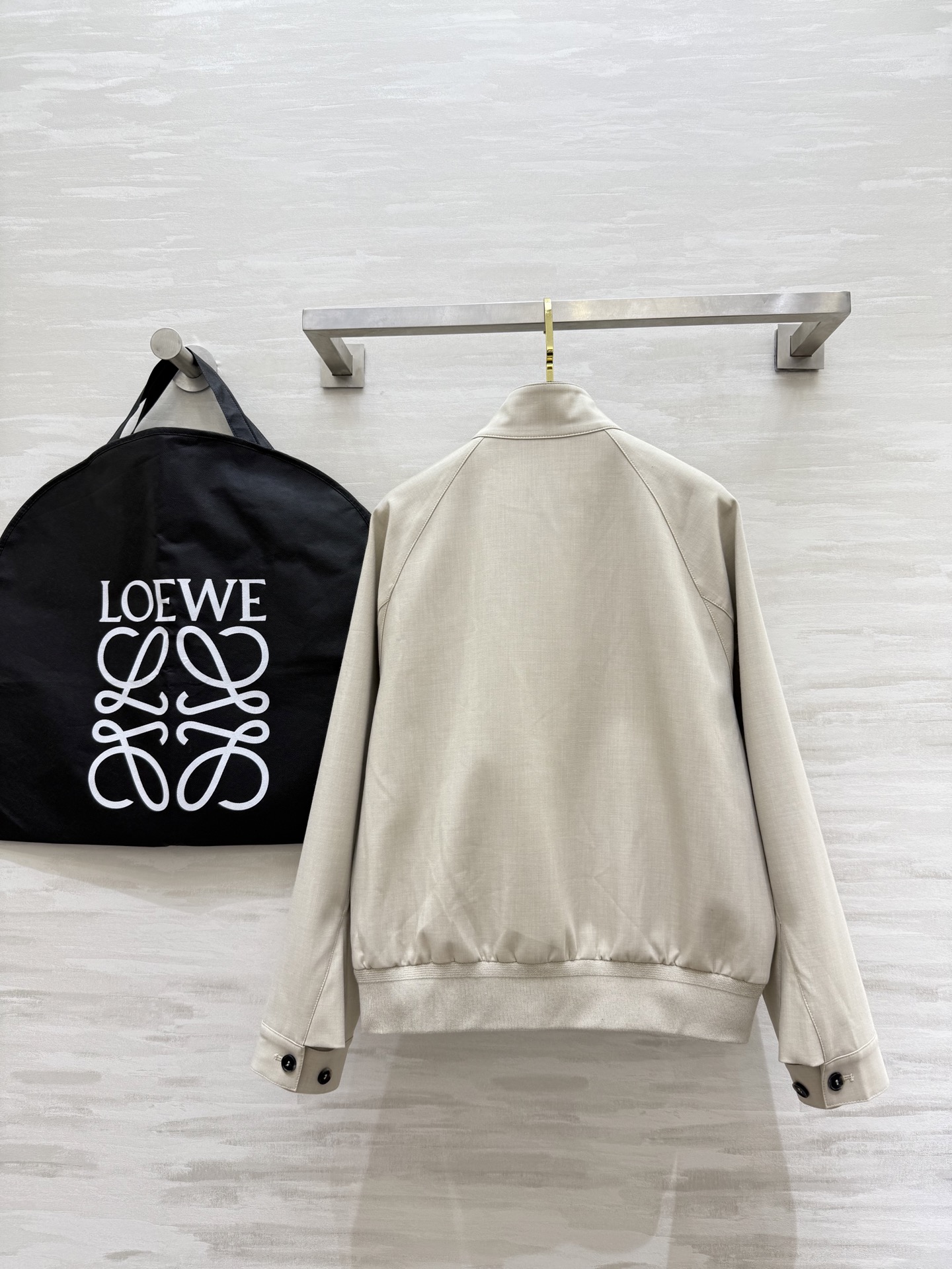 #Loew♡²⁵浅卡其色夹克外套 拉链开合＋罗纹下摆 插肩袖设计 宽松廓形超显气质 日常通勤或休闲都能轻