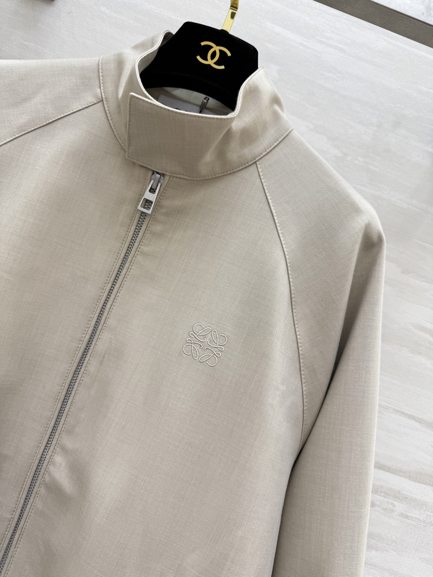 #Loew♡²⁵浅卡其色夹克外套 拉链开合＋罗纹下摆 插肩袖设计 宽松廓形超显气质 日常通勤或休闲都能轻