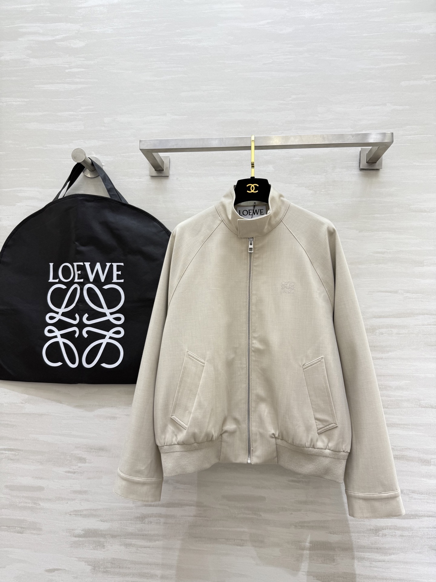 NO:586781,#Loew light khaki jacket zipper closure + ribbed hem raglan sleeve design loose silhouette super elegant, easy to control for daily commuting or leisure. Paired with white T + dark trousers, simple and high-end, directly full. High-quality customization. Available in stock first size S/M/L (S size bust 108, length 60),,loewe,jackets & coats,jackets & coats,alexander wang19860909#Loew浅卡其色夹克外套 拉链开合＋罗纹下摆 插肩袖设计 宽松廓形超显气质 日常通勤或休闲都能轻松驾驭 搭配白T+深色裤装 简约高级感直接拉满 高品质定制 现货首发sizeS/M/L（s码胸围108,衣长60）,,loewe,jackets & coats,jackets & coats,alexander wang,Women's clothing