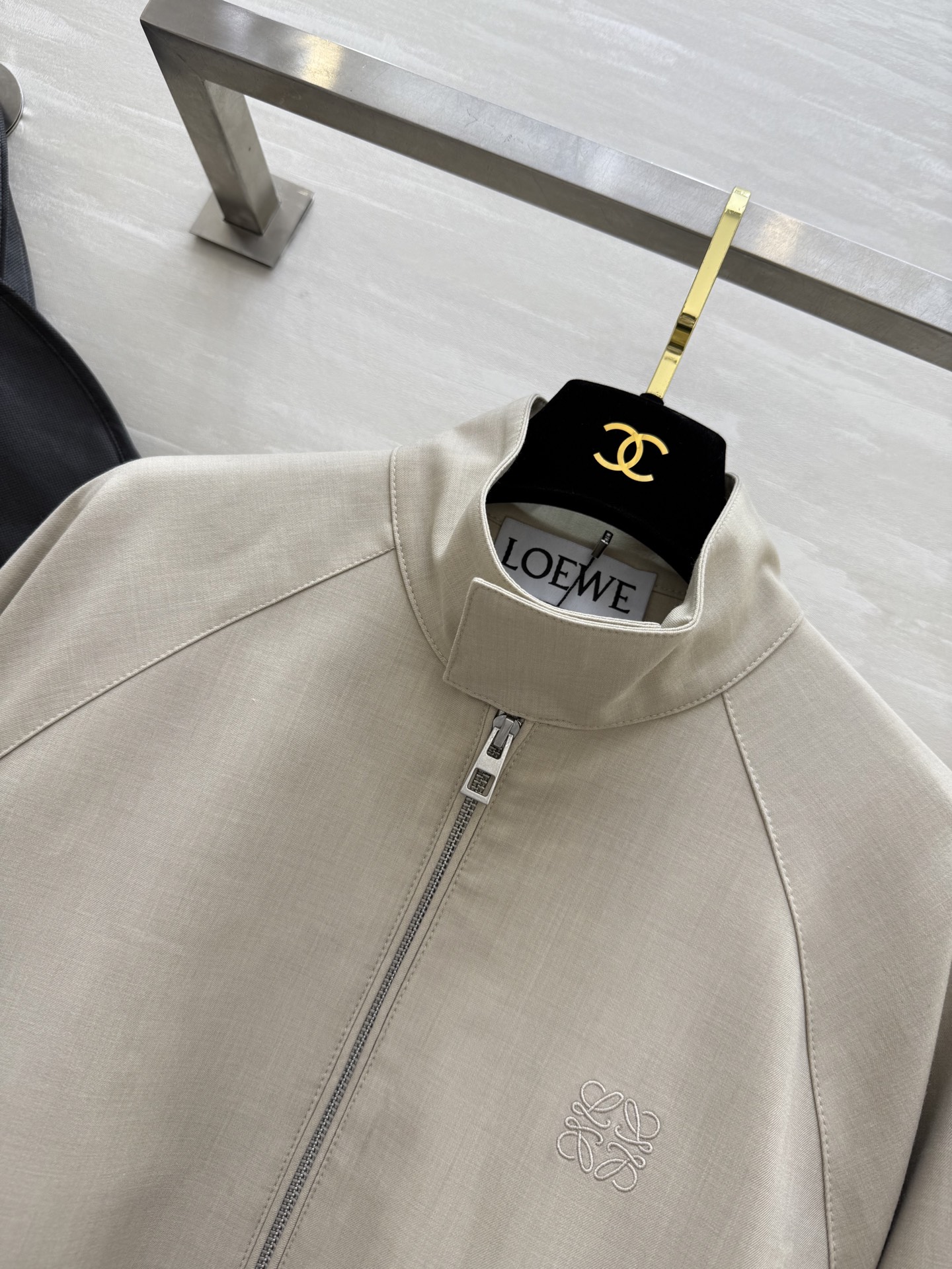 #Loew♡²⁵浅卡其色夹克外套 拉链开合＋罗纹下摆 插肩袖设计 宽松廓形超显气质 日常通勤或休闲都能轻