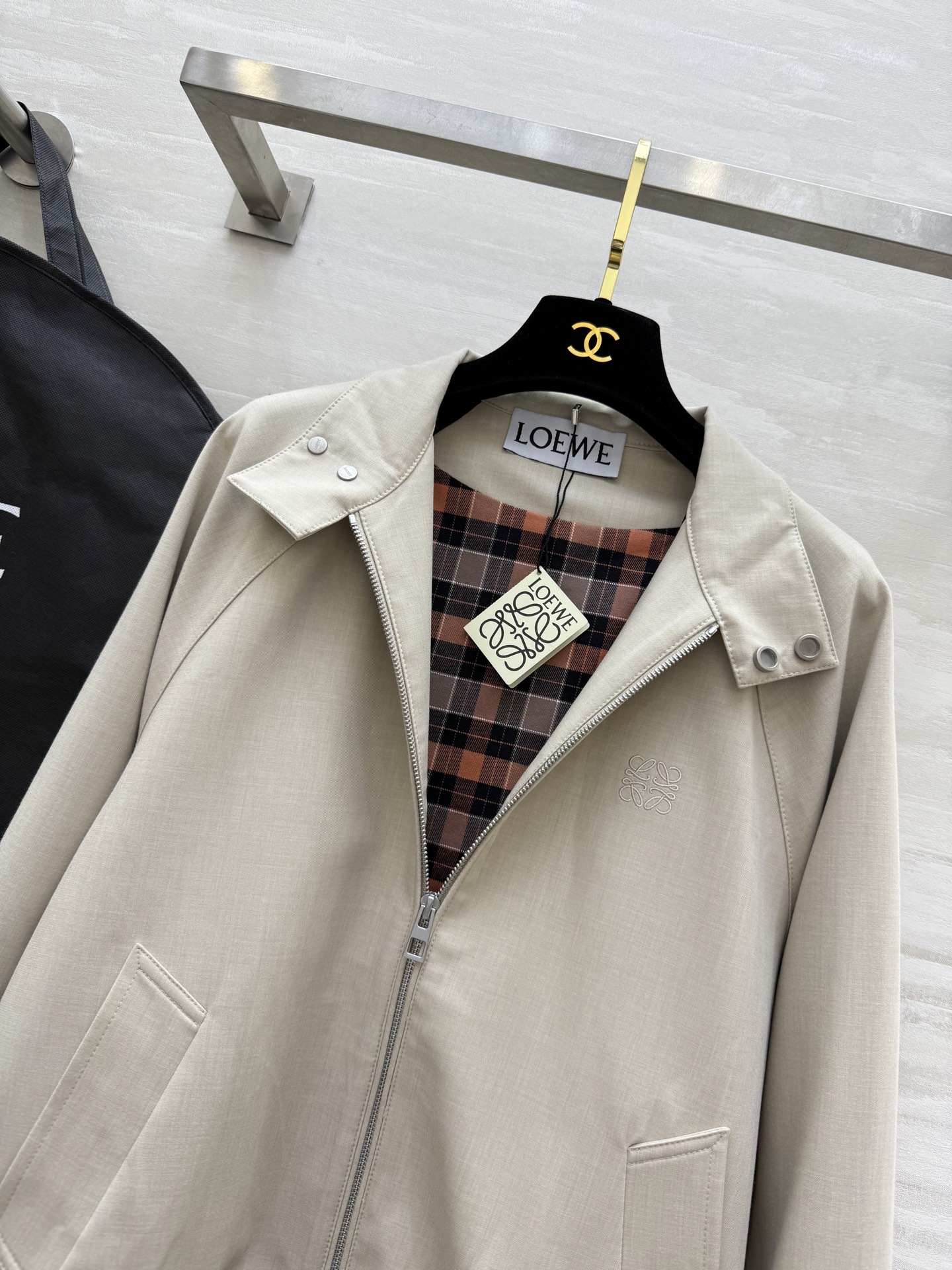 #Loew♡²⁵浅卡其色夹克外套 拉链开合＋罗纹下摆 插肩袖设计 宽松廓形超显气质 日常通勤或休闲都能轻