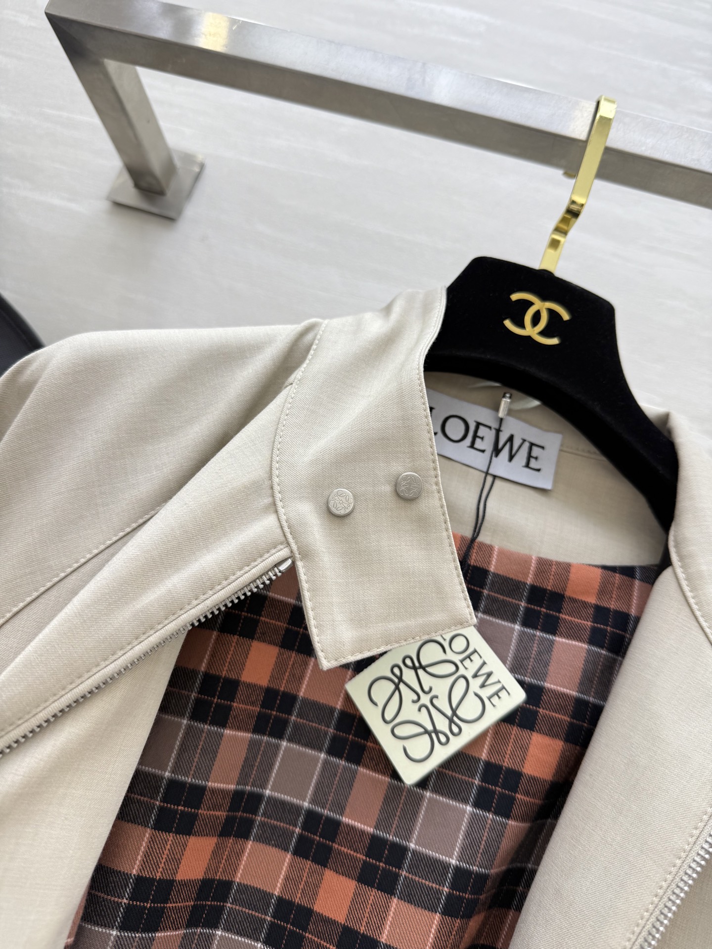 #Loew♡²⁵浅卡其色夹克外套 拉链开合＋罗纹下摆 插肩袖设计 宽松廓形超显气质 日常通勤或休闲都能轻