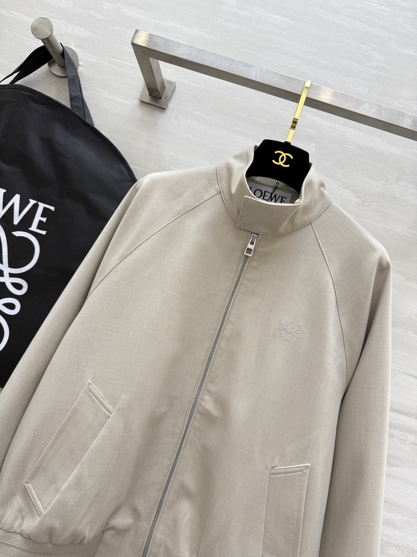 #Loew♡²⁵浅卡其色夹克外套 拉链开合＋罗纹下摆 插肩袖设计 宽松廓形超显气质 日常通勤或休闲都能轻