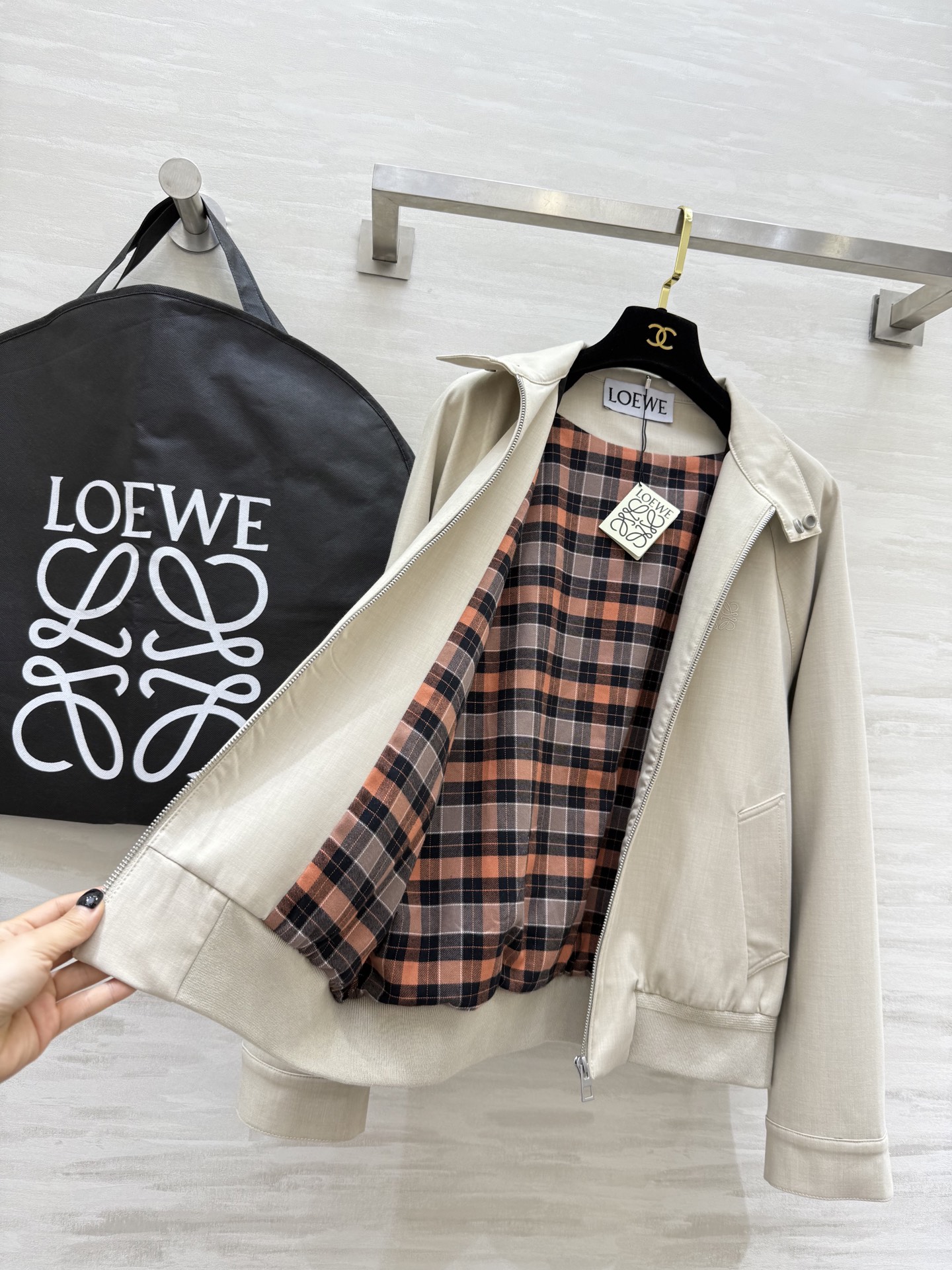 #Loew♡²⁵浅卡其色夹克外套 拉链开合＋罗纹下摆 插肩袖设计 宽松廓形超显气质 日常通勤或休闲都能轻