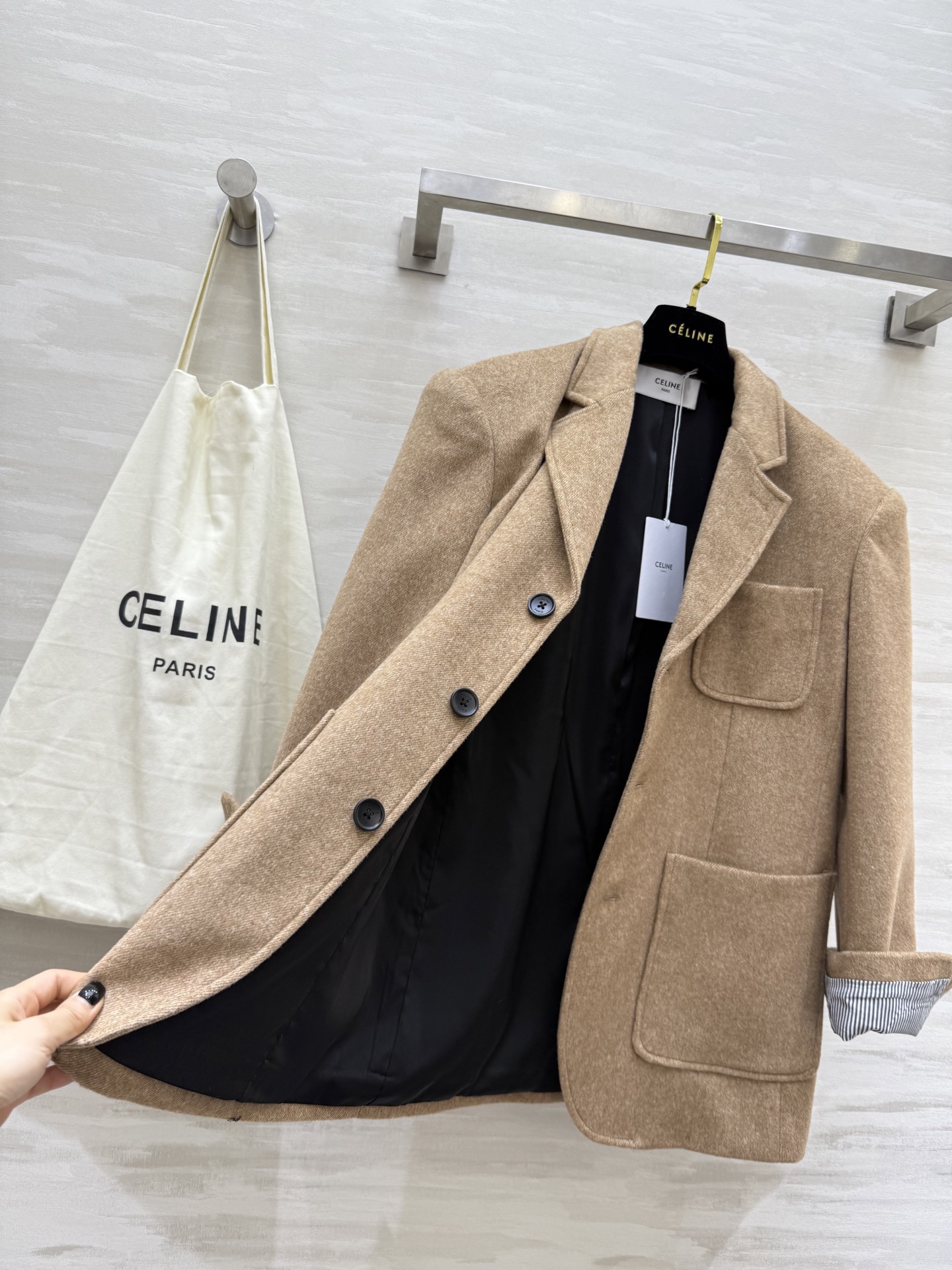 #CELIN♡²⁵秋冬新款 羊驼毛西装外套 质地柔软细腻 保暖轻盈 秋冬穿超合适！经典卡其色＋排扣＋翻领