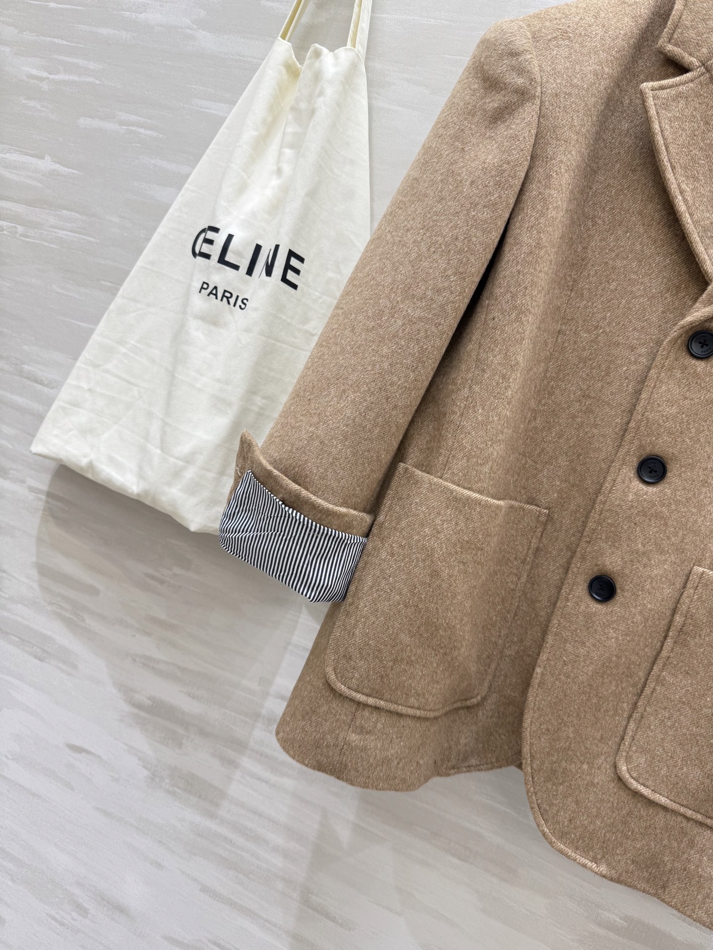 #CELIN♡²⁵秋冬新款 羊驼毛西装外套 质地柔软细腻 保暖轻盈 秋冬穿超合适！经典卡其色＋排扣＋翻领