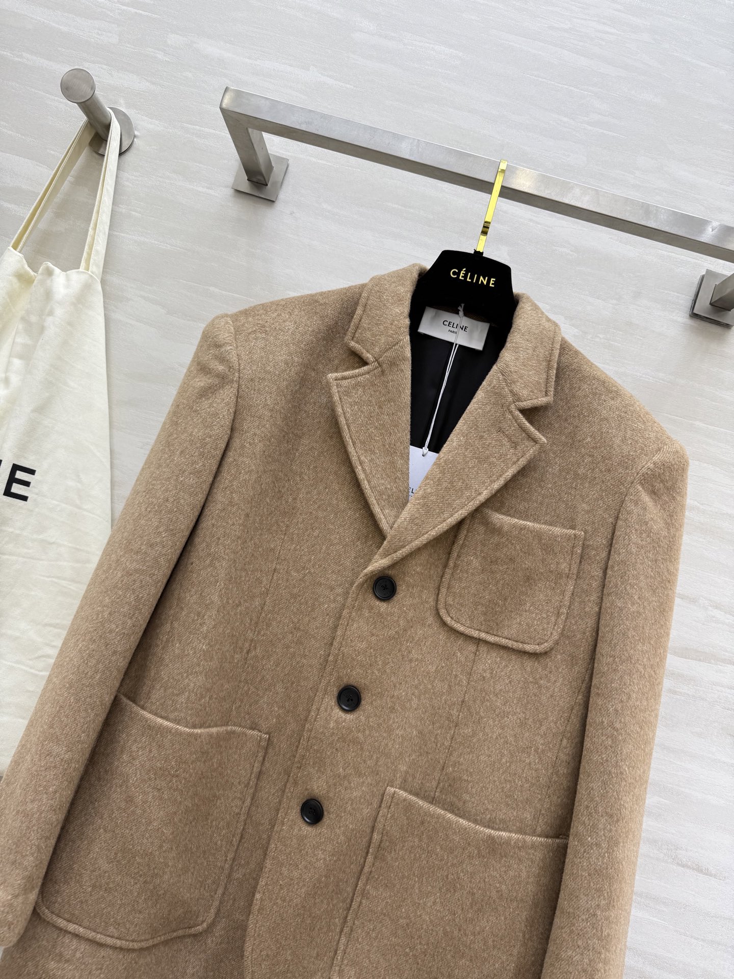 #CELIN♡²⁵秋冬新款 羊驼毛西装外套 质地柔软细腻 保暖轻盈 秋冬穿超合适！经典卡其色＋排扣＋翻领