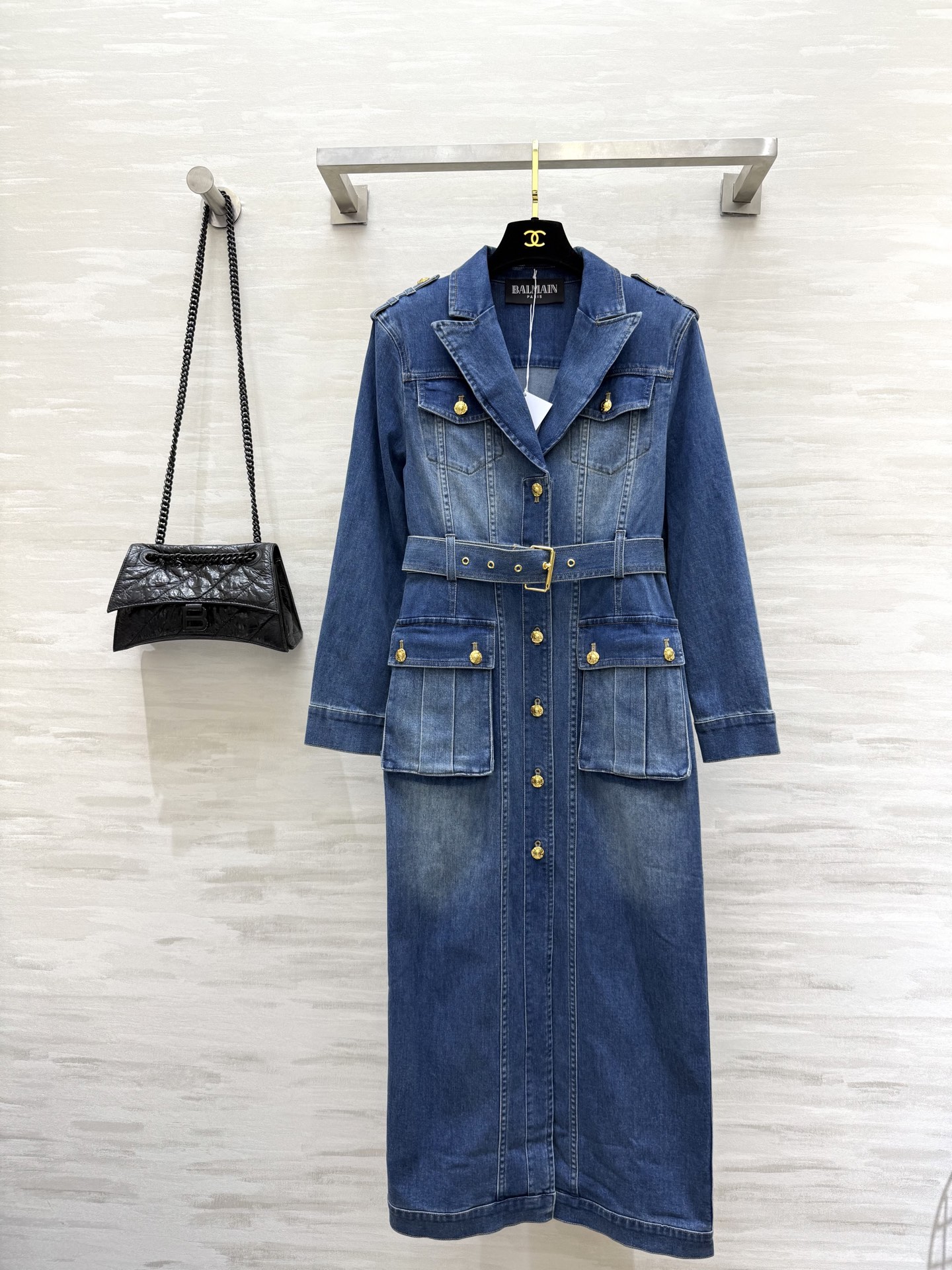 NO:587391,#Balma Autumn and Winter Series Buckled denim long skirt with drawstrings. High-quality denim + metal buckles. Retro and modern. Waist cut to make you look slimmer. Paired with a wide belt to look more layered. The long design makes you taller and slimmer!  It can be easily driven when commuting, going out on the street, or in formal occasions!  High-quality customization, available in stock first size S/M/L (S size bust 86, length 124), balmain, skirts, alexander wang19860909#Balma秋冬系列 扣饰束带牛仔长裙 优质牛仔布＋金属扣饰 复古又现代 收腰剪裁显瘦 搭配宽腰带更显层次 长款设计显高显瘦！通勤、出街、正式场合都能轻松驾驱！高品质定制 现货首发sizeS/M/L（s码胸围86,衣长124）,,balmain,skirts,alexander wang,Women's clothing