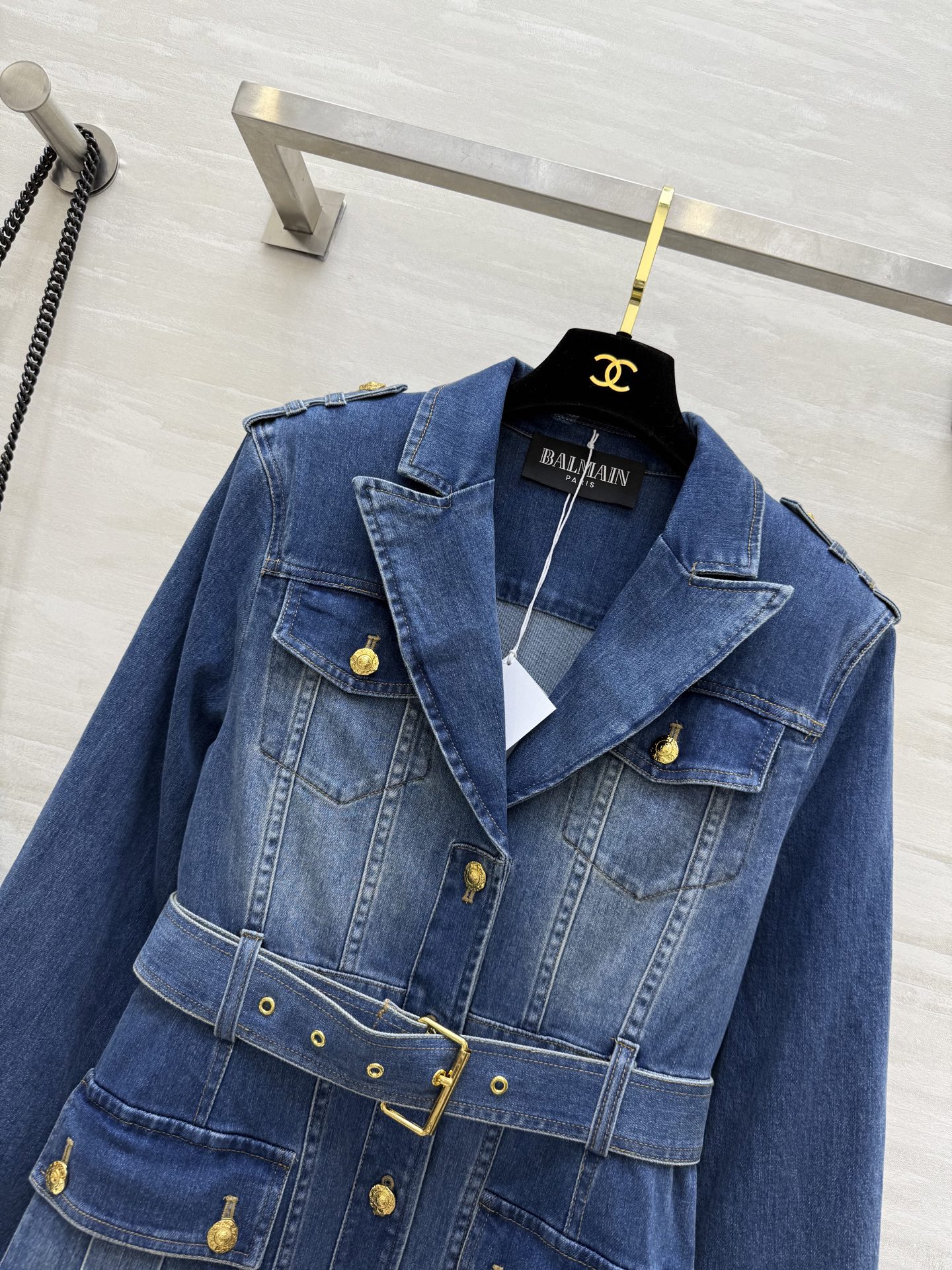 #Balma♡²⁵秋冬系列 扣饰束带牛仔长裙 优质牛仔布＋金属扣饰 复古又现代 收腰剪裁显瘦 搭配宽腰带