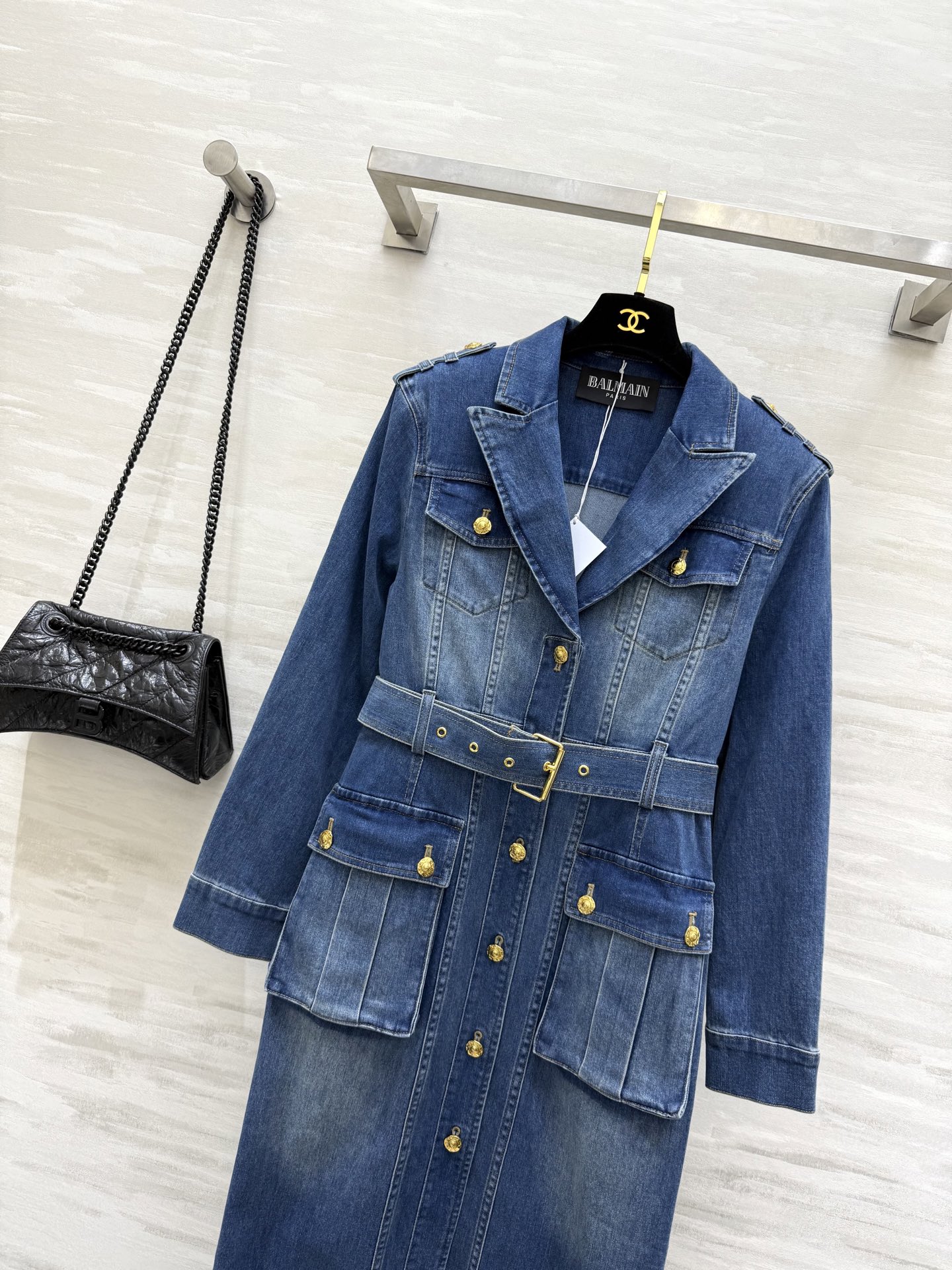 #Balma♡²⁵秋冬系列 扣饰束带牛仔长裙 优质牛仔布＋金属扣饰 复古又现代 收腰剪裁显瘦 搭配宽腰带