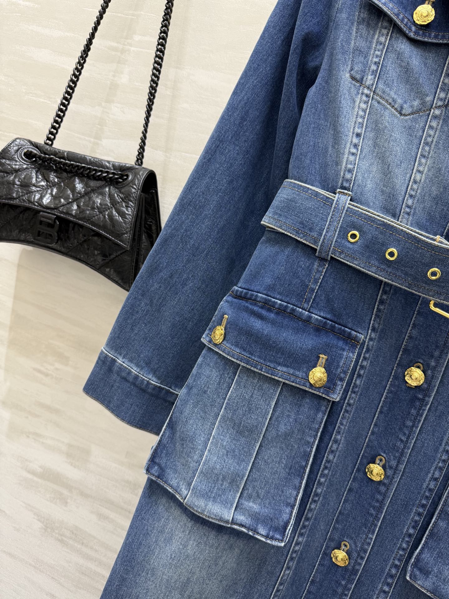#Balma♡²⁵秋冬系列 扣饰束带牛仔长裙 优质牛仔布＋金属扣饰 复古又现代 收腰剪裁显瘦 搭配宽腰带