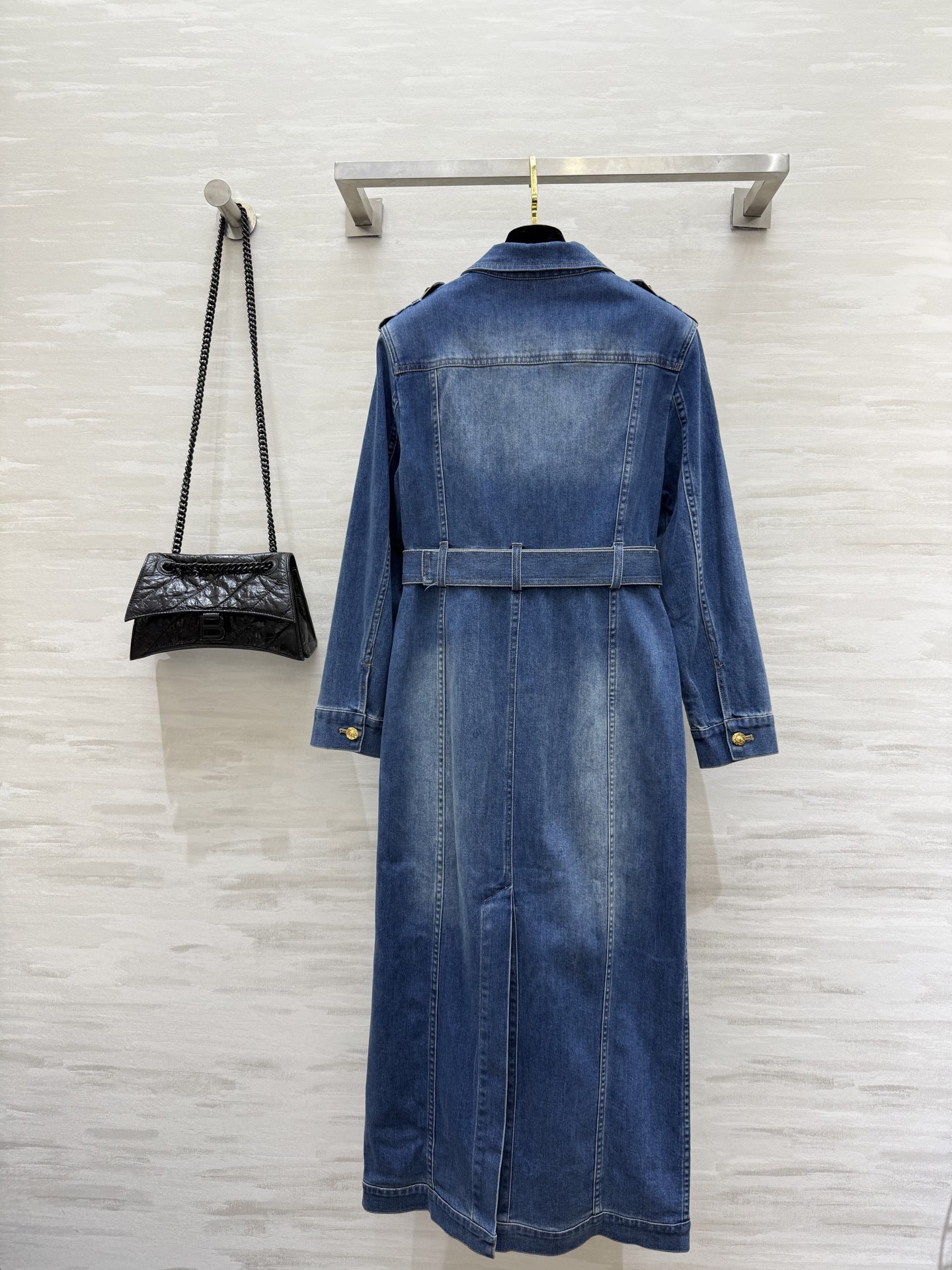 #Balma♡²⁵秋冬系列 扣饰束带牛仔长裙 优质牛仔布＋金属扣饰 复古又现代 收腰剪裁显瘦 搭配宽腰带