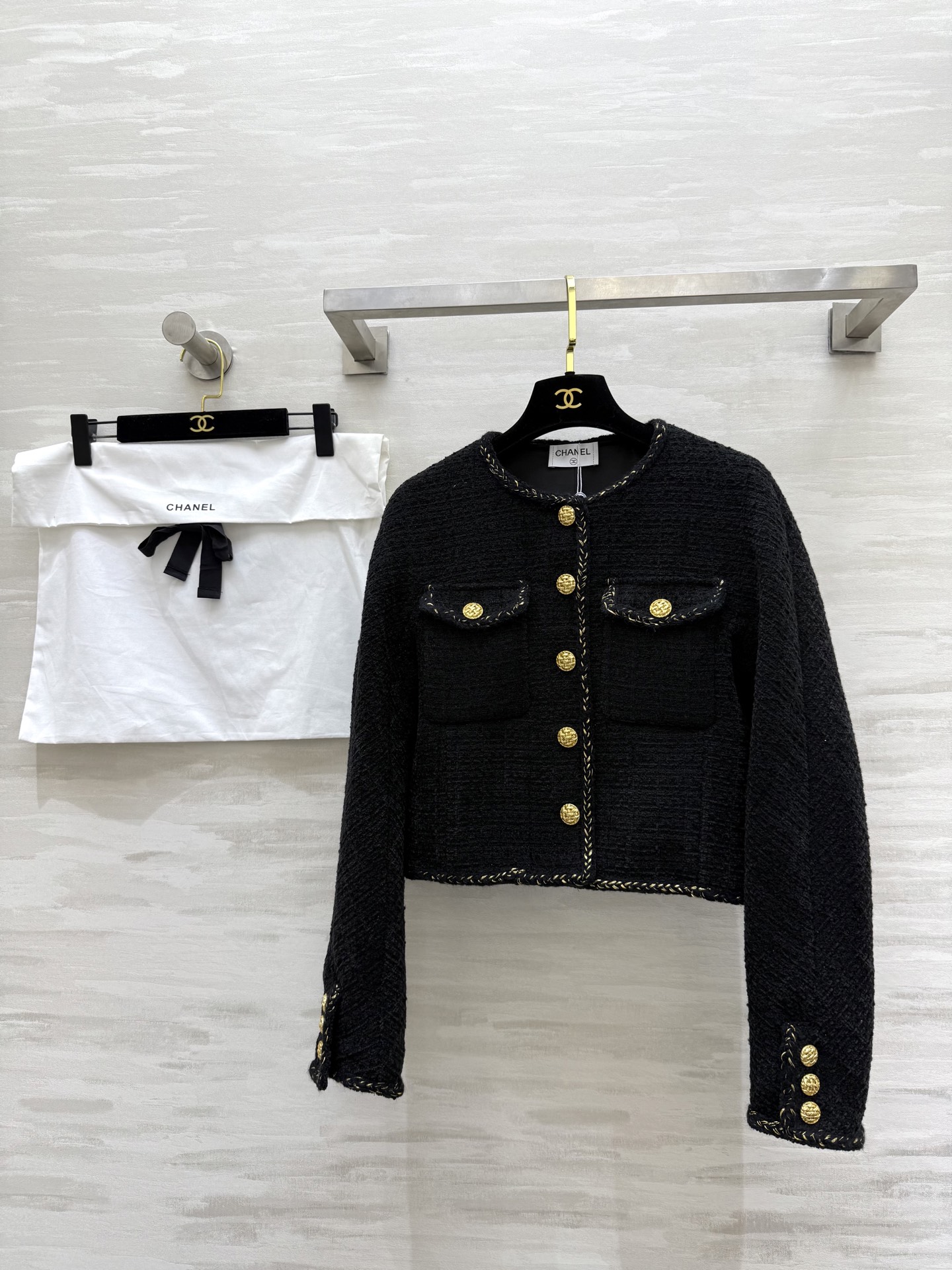 NO:587398,#Chane autumn and winter new style woven soft tweed jacket, metal buckle embellishment, exquisite and advanced, high quality, ready for sale, size 36/38/40 (36 size bust 88, length 43),,chanel,jackets & coats,alexander wang19860909#Chane秋冬新款 编织软花呢外套 金属扣点缀精致高级 高品质 现货首发size36/38/40（36码胸围88,衣长43）,,chanel,jackets & coats,alexander wang,Women's clothing