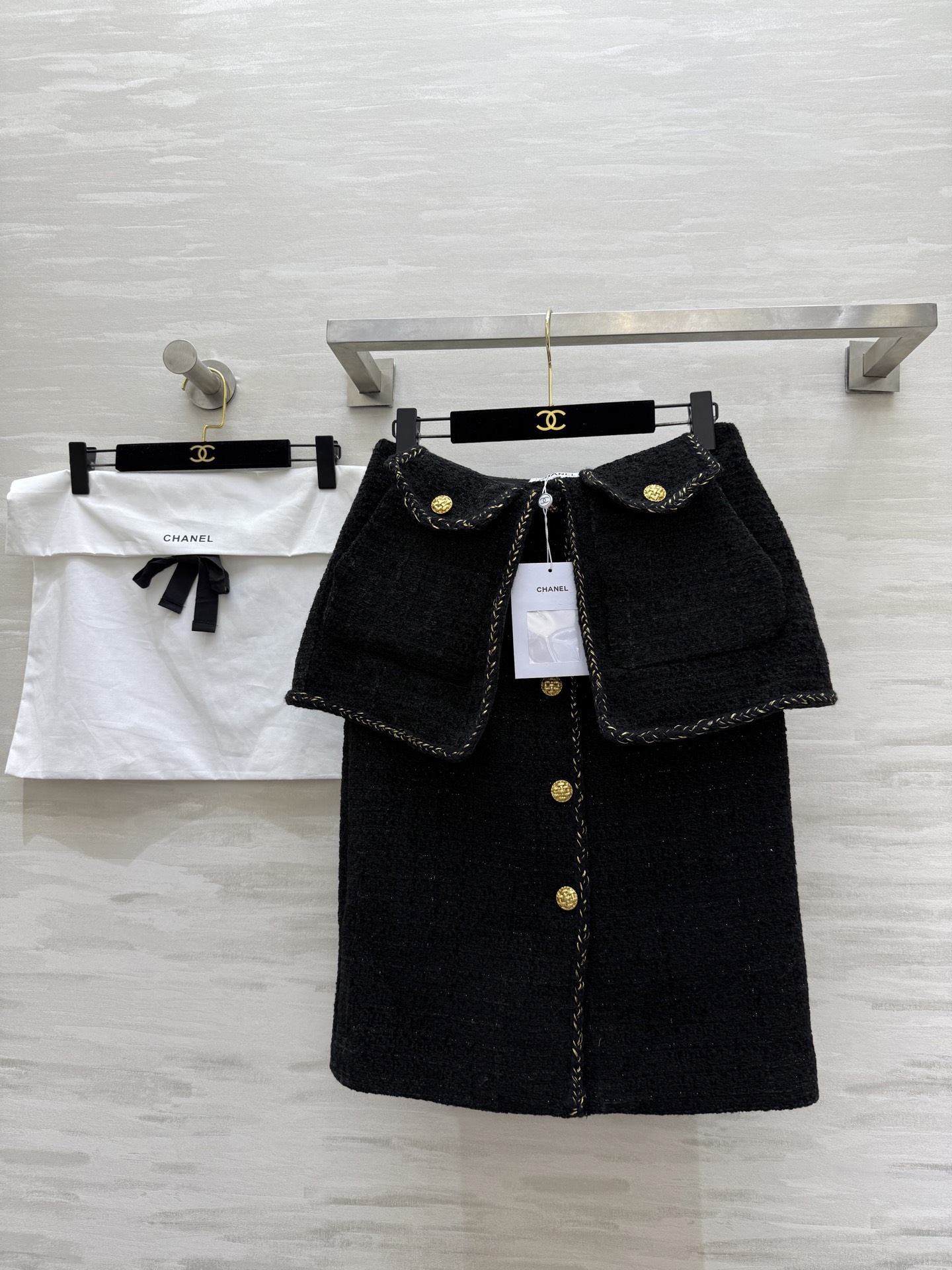 NO:587407,#Chane Autumn and Winter New Style Fake two-piece braided tweed skirt Metal buckles embellished with exquisite and high-end Three-dimensional tailoring The whole upper body is full of aristocratic temperament High-quality customization Available in stock first size 36/38/40 (size 36 waist 68, hip 88, skirt length 91),,chanel,skirts,alexander wang19860909#Chane秋冬新款 假两件编织花呢半裙 金属扣点缀精致高级 立体剪裁版型 整套上身名媛千金气质十足 高品质定制 现货首发size36/38/40（36码腰围腰围68,臀围88,裙长91）,,chanel,skirts,alexander wang,Women's clothing