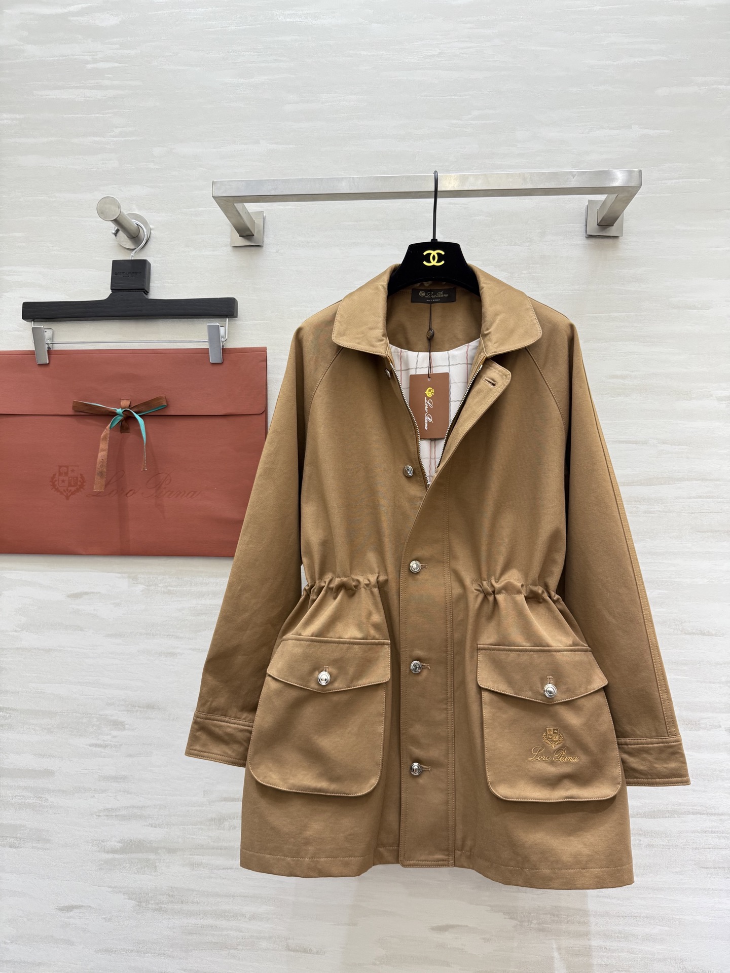 #Loro Pian♡²⁵秋冬新款 翻领收腰风衣外套 腰部可调节收腰显瘦 口袋精致logo刺绣🪡精致高级