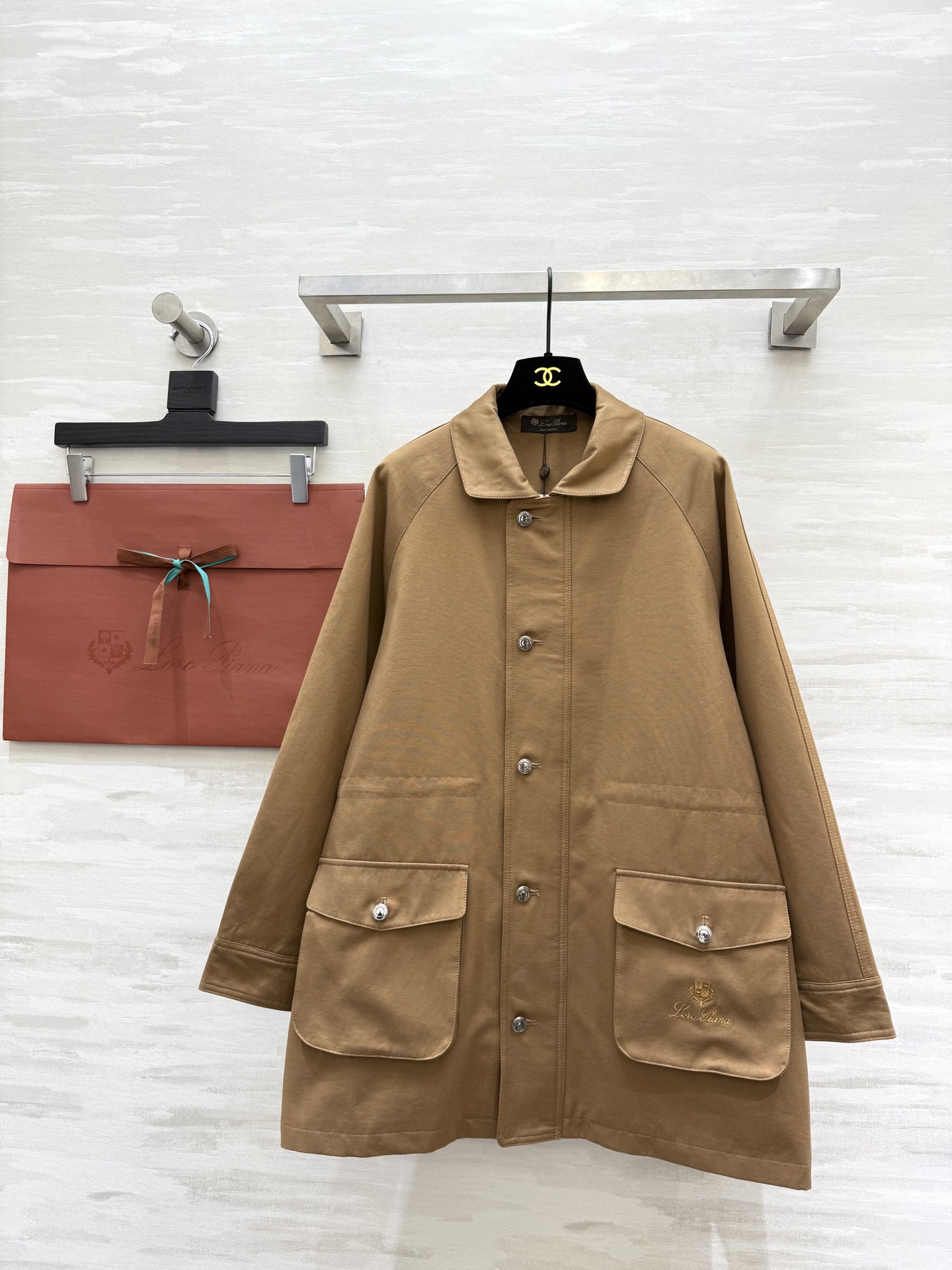 NO:587411,#Loro Pian new autumn and winter style, lapel waist windbreaker jacket, adjustable waist, slimming pockets, exquisite logo embroidery, exquisite and advanced, high quality customization, available in stock, sizeS/M/L (S size bust 104, length 76,,loro piana,jackets & coats,alexander wang19860909#Loro Pian秋冬新款 翻领收腰风衣外套 腰部可调节收腰显瘦 口袋精致logo刺绣精致高级 高品质定制 现货首发sizeS/M/L（s码胸围104,衣长76,,loro piana,jackets & coats,alexander wang,Women's clothing