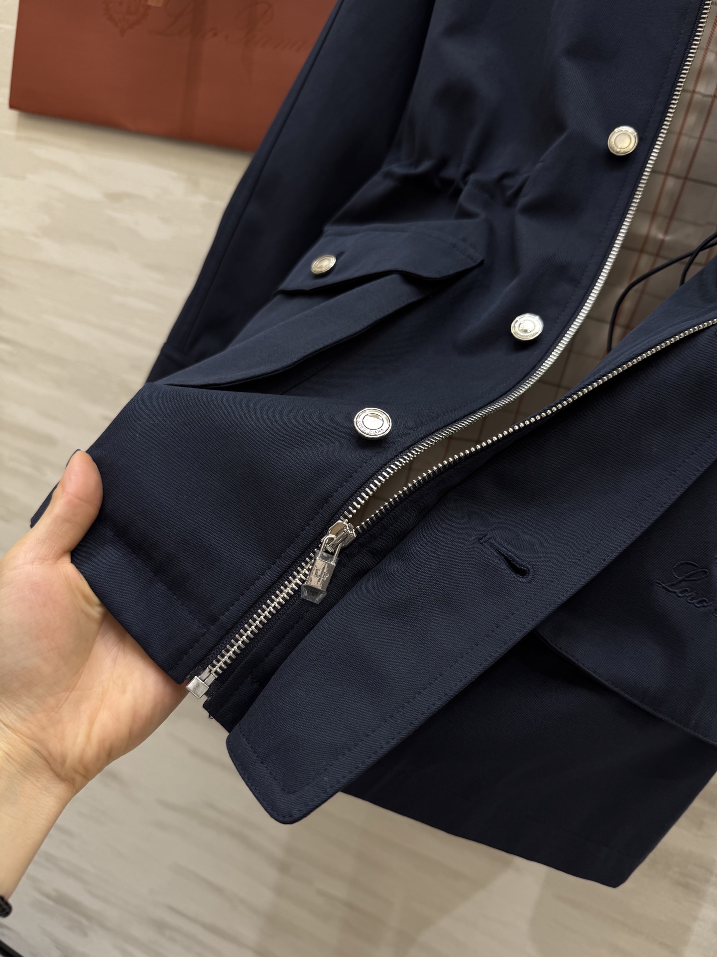 #Loro Pian♡²⁵秋冬新款 翻领收腰风衣外套 腰部可调节收腰显瘦 口袋精致logo刺绣🪡精致高级