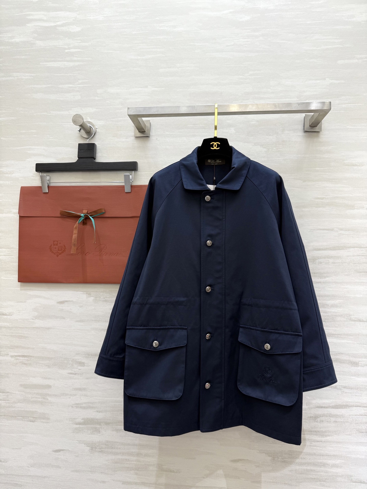 NO:587417,#Loro Pian new autumn and winter style, lapel waist windbreaker jacket, adjustable waist, slimming pockets, exquisite logo embroidery, exquisite high-quality customization, ready for sale, sizeS/M/L (S size bust 104, length 76),,loro piana,jackets & coats,alexander wang19860909#Loro Pian秋冬新款 翻领收腰风衣外套 腰部可调节收腰显瘦 口袋精致logo刺绣精致高级 高品质定制 现货首发sizeS/M/L（s码胸围104,衣长76）,,loro piana,jackets & coats,alexander wang,Women's clothing