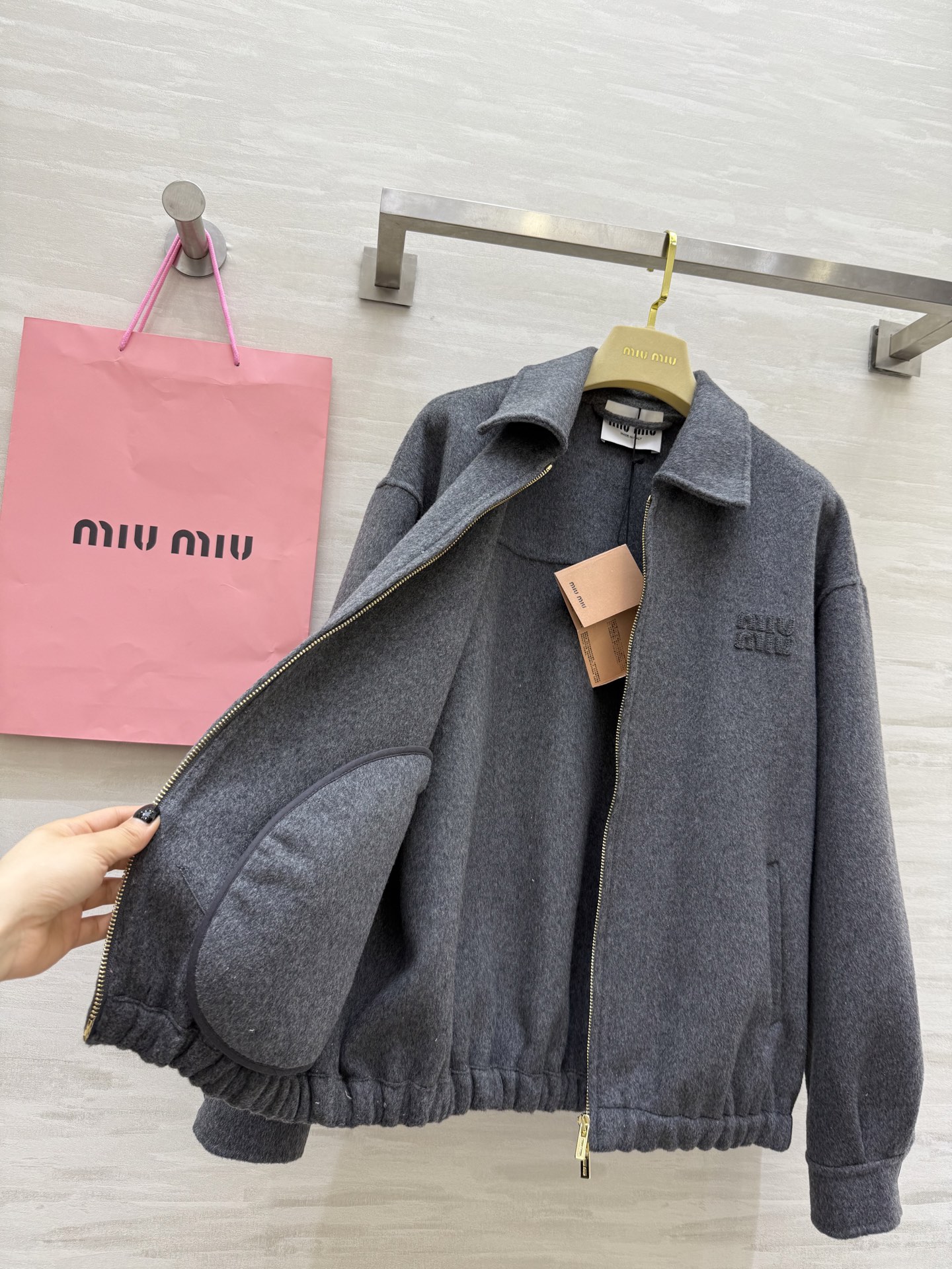 #Miumi♡²⁵双面呢羊毛夹克 浅灰色+翻领拉链设计 复古学院风满满 文艺气息十足 宽松版型对身材超友