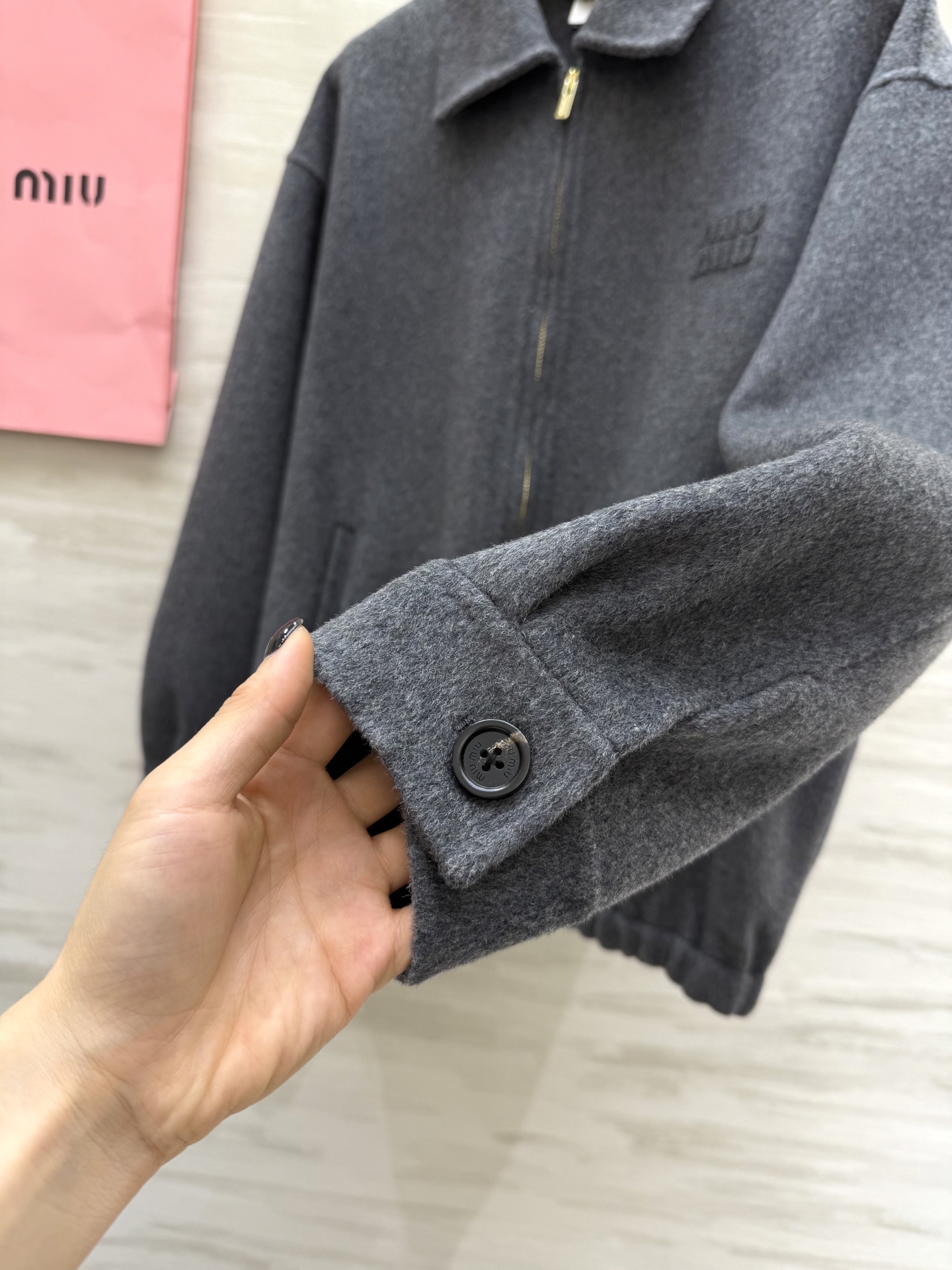 #Miumi♡²⁵双面呢羊毛夹克 浅灰色+翻领拉链设计 复古学院风满满 文艺气息十足 宽松版型对身材超友