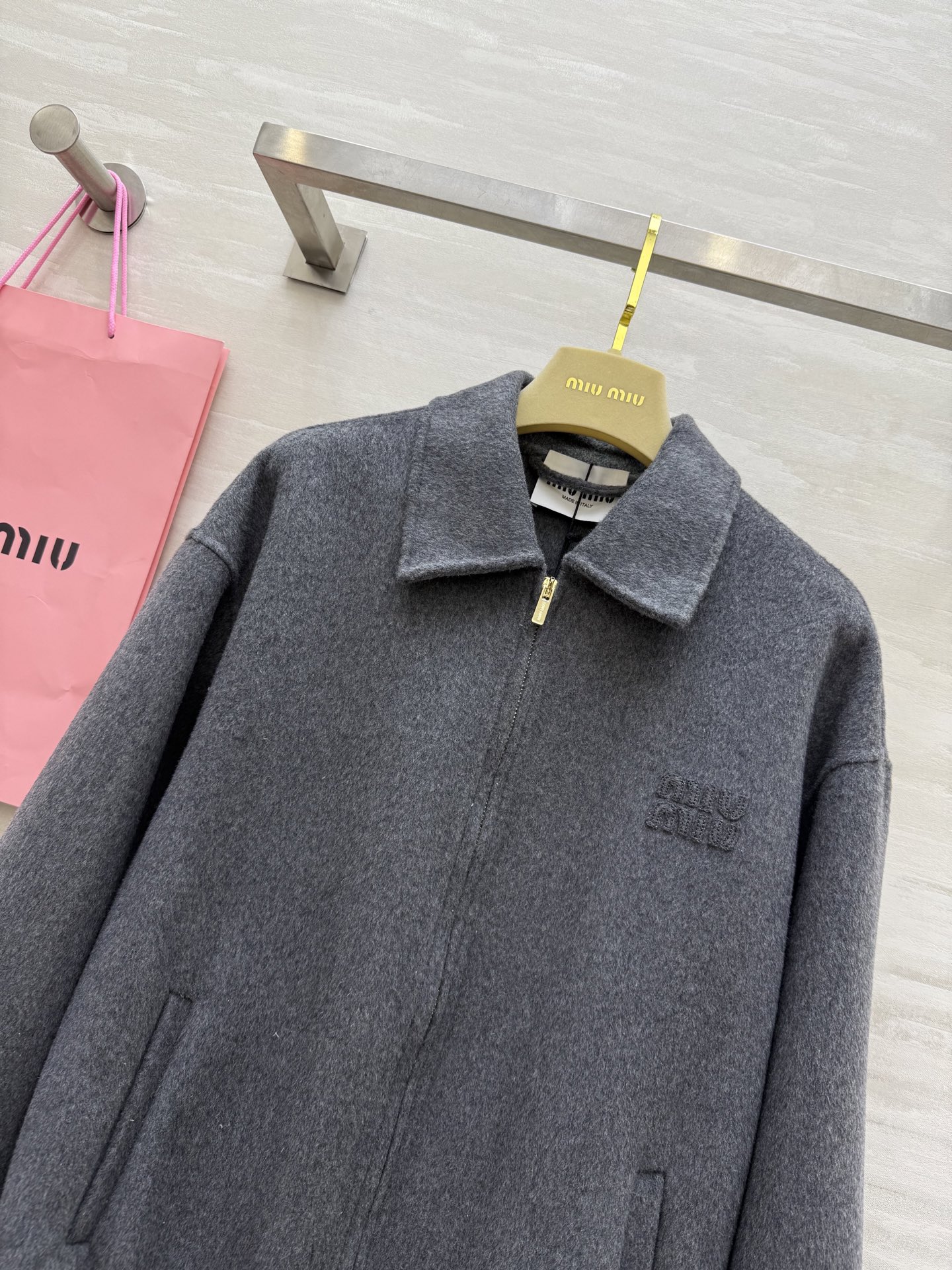 #Miumi♡²⁵双面呢羊毛夹克 浅灰色+翻领拉链设计 复古学院风满满 文艺气息十足 宽松版型对身材超友