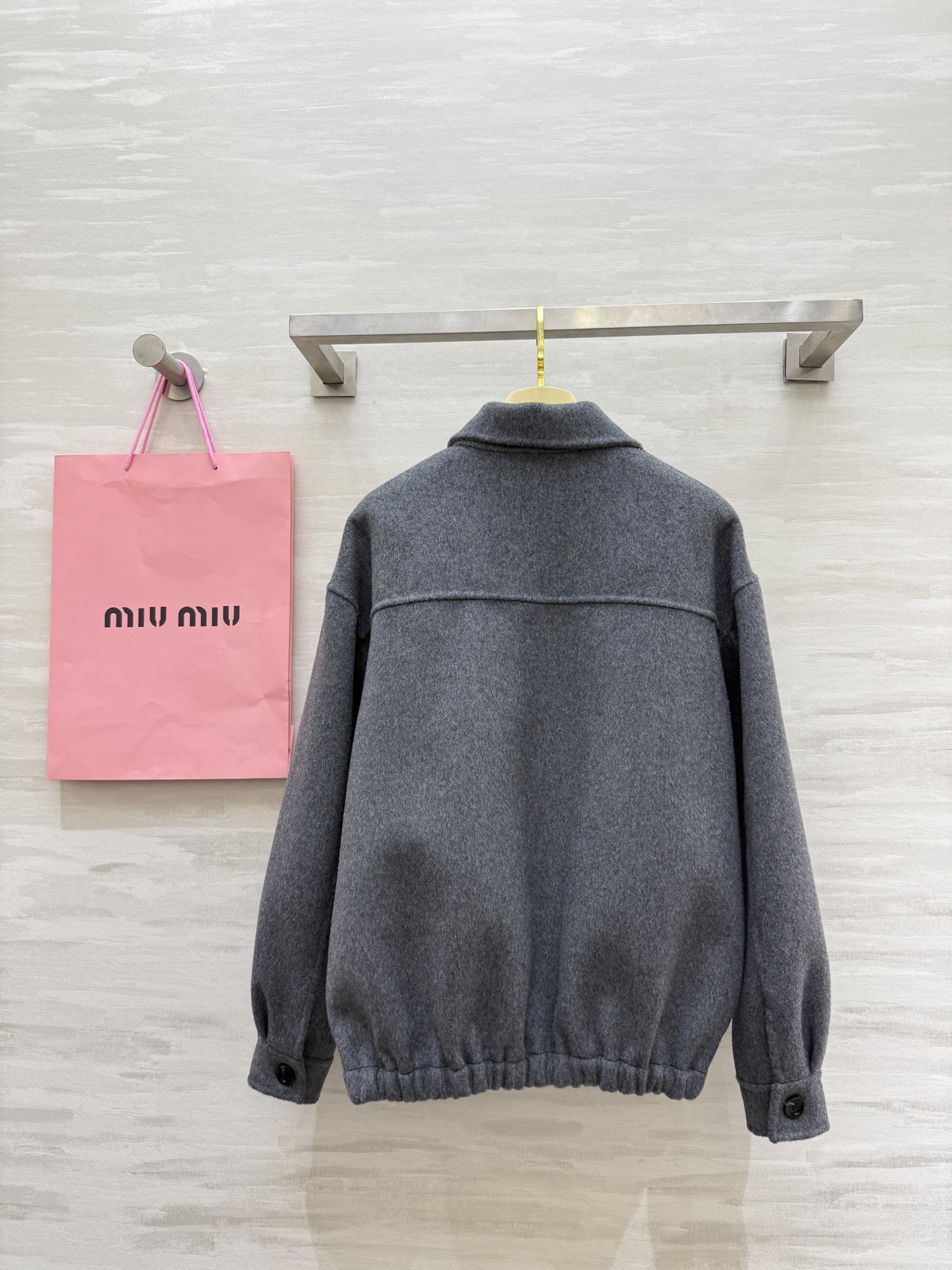 #Miumi♡²⁵双面呢羊毛夹克 浅灰色+翻领拉链设计 复古学院风满满 文艺气息十足 宽松版型对身材超友