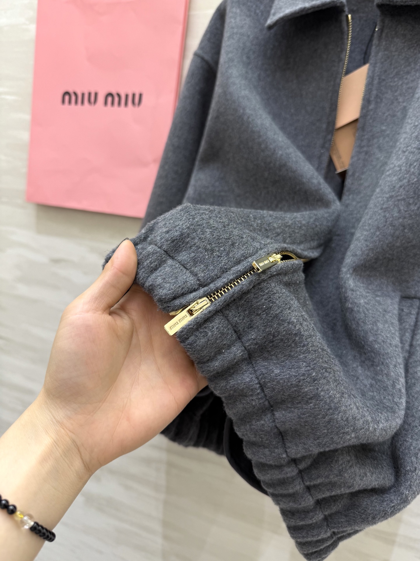 #Miumi♡²⁵双面呢羊毛夹克 浅灰色+翻领拉链设计 复古学院风满满 文艺气息十足 宽松版型对身材超友