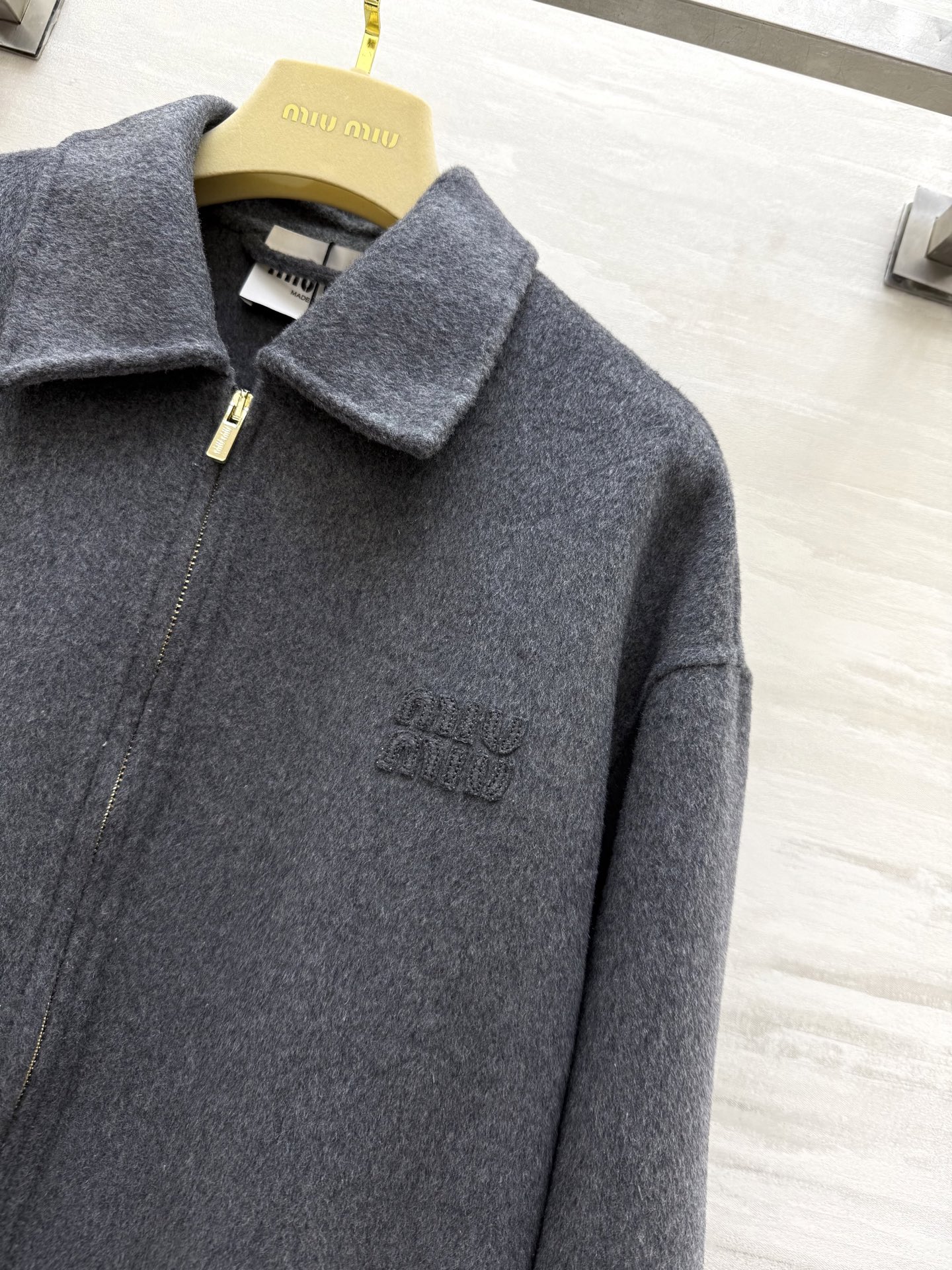 #Miumi♡²⁵双面呢羊毛夹克 浅灰色+翻领拉链设计 复古学院风满满 文艺气息十足 宽松版型对身材超友